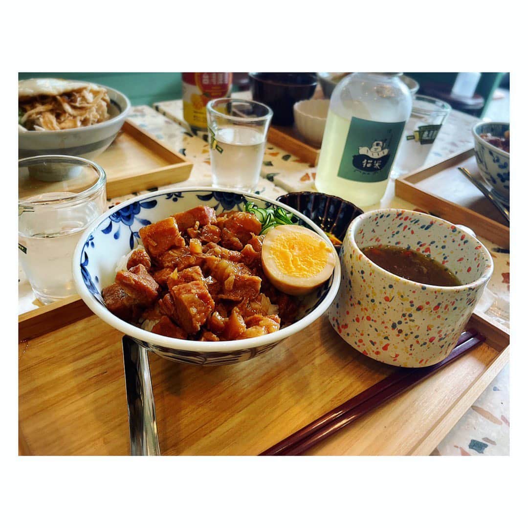 望月理恵さんのインスタグラム写真 - (望月理恵Instagram)「台湾ご飯のお店「猫米」の 期間限定オープンに 行ってきました❣️ @maomi_shimokita   モスグリーンな店内は 台湾の要素が散りばめられ とってもキュートなんです。  私が食べたのはルーロー飯。 甘辛いタレで煮込まれた豚肉が美味しくて、その脂がご飯を誘い、数分でどんぶりを平らげました😂  7月にグランドオープンだそうです❣️ パイナップルビールやマンゴービールも 美味しそうでした。 次は飲みます！ (この日の私はノンアルコール！ 理由は前日飲み過ぎたから🤫)  #台湾ごはん #猫米 #尾身さん #ルーロー飯 #ジーロー飯 #パイナップルケーキ  #大好き」6月6日 16時32分 - mochiee28