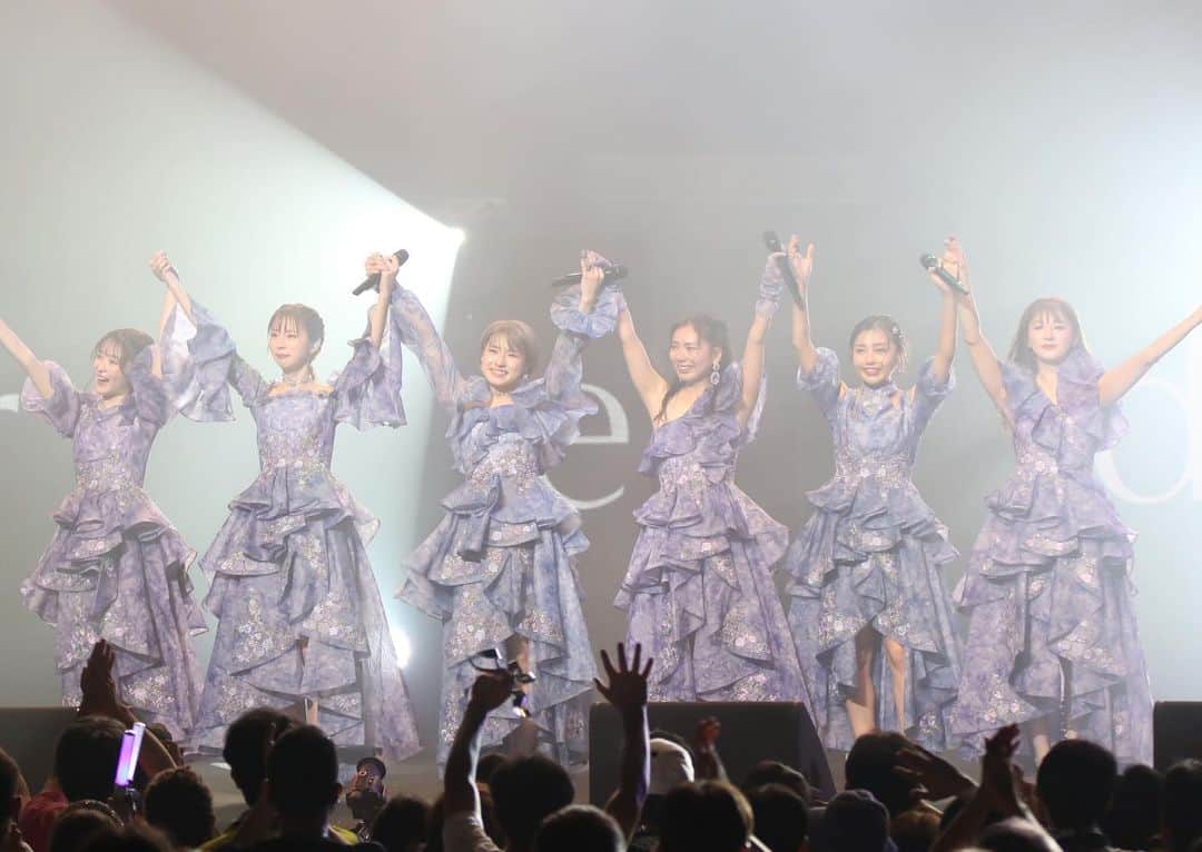 湊あかねさんのインスタグラム写真 - (湊あかねInstagram)「predia Final  Liveに来ていただき本当にありがとうございました。  本当に終わったんだなって今実感してる。  楽しすぎた。  全ての瞬間が私には眩しくて、あぁ、本当にいいグループにいれたなって心からそう思えたLiveでした。  Live前日の私の発言で、無理矢理サイリウム運動が発足してしまったけど、最後の最後にアイドルっぽい景色がみたくなったんだよね〜。 ワガママ聞いてくれてありがとう。 いや、本当にいい文化だわ。 あの光の儚さは、何にも例えられないくらい目に焼き付いた。  私達のファンはずっと笑って観てくれてた。 なんとか一人一人の顔をみたくてずっと見渡してた。笑 最高の笑顔をありがとう。  みんなと約束してた通り、メインボーカルとして自分がちゃんと最後の最後まで泣かないで全力で歌えた事がプロとしての意地をみせれたかな。  結成してから今日まで沢山の経験をさせていただきました。こうしてステージで歌う事が幸せで、なにより、仲間と夢を追いかける日々が私にとっての青春でした。 prediaメインボーカルとして歌い続けてこれたのは、支えてくださったファンの皆さん関わってくださったスタッフさん、るみな、ちゃん、らっちゃん、けいたん、まいまいのおかげです。  心から幸せな大人アイドル人生でした。  これからは、それぞれの道に進みますがprediaの曲はずっと生き続けいくと思います。  11年でやっとダイヤモンドになれたんだから、ここからが本当のダイヤの価値が試される時です。  もっと輝く事を約束します！  11年間prediaを応援してくださって、ありがとうございました。  また会おうね。  predia湊あかね」6月6日 16時57分 - akanesakae