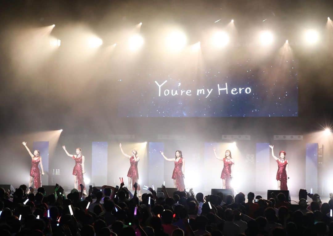 湊あかねさんのインスタグラム写真 - (湊あかねInstagram)「predia Final  Liveに来ていただき本当にありがとうございました。  本当に終わったんだなって今実感してる。  楽しすぎた。  全ての瞬間が私には眩しくて、あぁ、本当にいいグループにいれたなって心からそう思えたLiveでした。  Live前日の私の発言で、無理矢理サイリウム運動が発足してしまったけど、最後の最後にアイドルっぽい景色がみたくなったんだよね〜。 ワガママ聞いてくれてありがとう。 いや、本当にいい文化だわ。 あの光の儚さは、何にも例えられないくらい目に焼き付いた。  私達のファンはずっと笑って観てくれてた。 なんとか一人一人の顔をみたくてずっと見渡してた。笑 最高の笑顔をありがとう。  みんなと約束してた通り、メインボーカルとして自分がちゃんと最後の最後まで泣かないで全力で歌えた事がプロとしての意地をみせれたかな。  結成してから今日まで沢山の経験をさせていただきました。こうしてステージで歌う事が幸せで、なにより、仲間と夢を追いかける日々が私にとっての青春でした。 prediaメインボーカルとして歌い続けてこれたのは、支えてくださったファンの皆さん関わってくださったスタッフさん、るみな、ちゃん、らっちゃん、けいたん、まいまいのおかげです。  心から幸せな大人アイドル人生でした。  これからは、それぞれの道に進みますがprediaの曲はずっと生き続けいくと思います。  11年でやっとダイヤモンドになれたんだから、ここからが本当のダイヤの価値が試される時です。  もっと輝く事を約束します！  11年間prediaを応援してくださって、ありがとうございました。  また会おうね。  predia湊あかね」6月6日 16時57分 - akanesakae