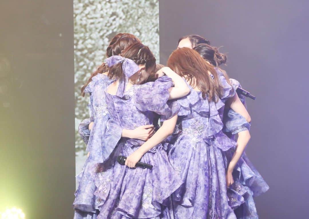 湊あかねさんのインスタグラム写真 - (湊あかねInstagram)「predia Final  Liveに来ていただき本当にありがとうございました。  本当に終わったんだなって今実感してる。  楽しすぎた。  全ての瞬間が私には眩しくて、あぁ、本当にいいグループにいれたなって心からそう思えたLiveでした。  Live前日の私の発言で、無理矢理サイリウム運動が発足してしまったけど、最後の最後にアイドルっぽい景色がみたくなったんだよね〜。 ワガママ聞いてくれてありがとう。 いや、本当にいい文化だわ。 あの光の儚さは、何にも例えられないくらい目に焼き付いた。  私達のファンはずっと笑って観てくれてた。 なんとか一人一人の顔をみたくてずっと見渡してた。笑 最高の笑顔をありがとう。  みんなと約束してた通り、メインボーカルとして自分がちゃんと最後の最後まで泣かないで全力で歌えた事がプロとしての意地をみせれたかな。  結成してから今日まで沢山の経験をさせていただきました。こうしてステージで歌う事が幸せで、なにより、仲間と夢を追いかける日々が私にとっての青春でした。 prediaメインボーカルとして歌い続けてこれたのは、支えてくださったファンの皆さん関わってくださったスタッフさん、るみな、ちゃん、らっちゃん、けいたん、まいまいのおかげです。  心から幸せな大人アイドル人生でした。  これからは、それぞれの道に進みますがprediaの曲はずっと生き続けいくと思います。  11年でやっとダイヤモンドになれたんだから、ここからが本当のダイヤの価値が試される時です。  もっと輝く事を約束します！  11年間prediaを応援してくださって、ありがとうございました。  また会おうね。  predia湊あかね」6月6日 16時57分 - akanesakae