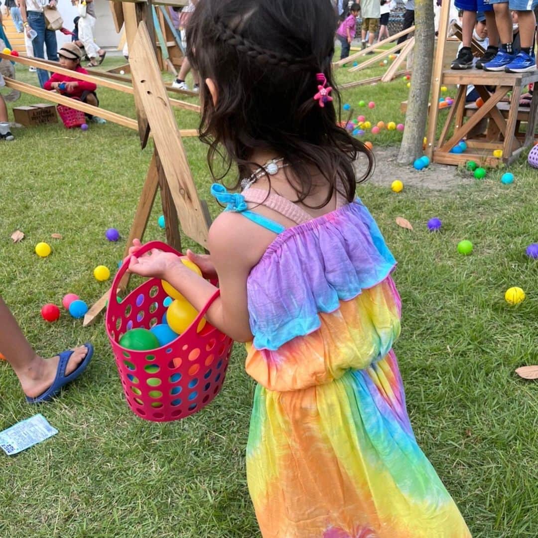浅見れいなさんのインスタグラム写真 - (浅見れいなInstagram)「頂　fes に行ってきました❤️ コロナで開催できず３年ぶりだそう😊 頂fes は子供も楽しめるアットホームなフェス❤️ 娘は7ヶ月でフェスデビューしましたが、今回は音楽に合わせて踊ったりキッズが遊べるエリアで思いっきり走り回って、ブースでワンピースとアクセサリーを真剣に選んで満喫していました😂 今回はキャンプもしたので遊び倒せて大人も子供も大満足❤️」6月6日 16時58分 - reina_asami