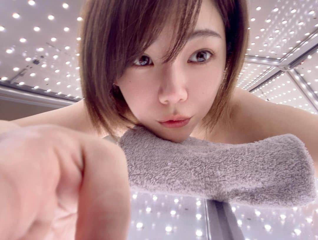 大川成美さんのインスタグラム写真 - (大川成美Instagram)「全身美白❤︎ ． お友達の紹介で恵比寿にある美容サロン @white.salon.coopy さんへ ． 関東にまだ数台しかないLEDマシーンを裸で全身に当てます。 キラキラすぎて凄い！！笑  色素沈着やアザ、黒ずみやニキビ後にも効くので全身美白！！！  すっぴんでマシーンに１時間くらい入って暖かいので寝てる間に全身汗だくでした。岩盤浴みたいな暖かさ❤︎ ． 帰りはドライヤーやコテもあるので気軽に寄れます💗  8800円の所　【naru_coco大川成美】のインスタ見たで　 初回6800円で体験できます🌼✨  夏にむけて肌が気になる方はぜひ！！  #美白マシーン #全身美白 #全身美白マシーン #美白 #美肌ケア #トーンアップ #色素沈着」6月6日 18時20分 - naru_coco