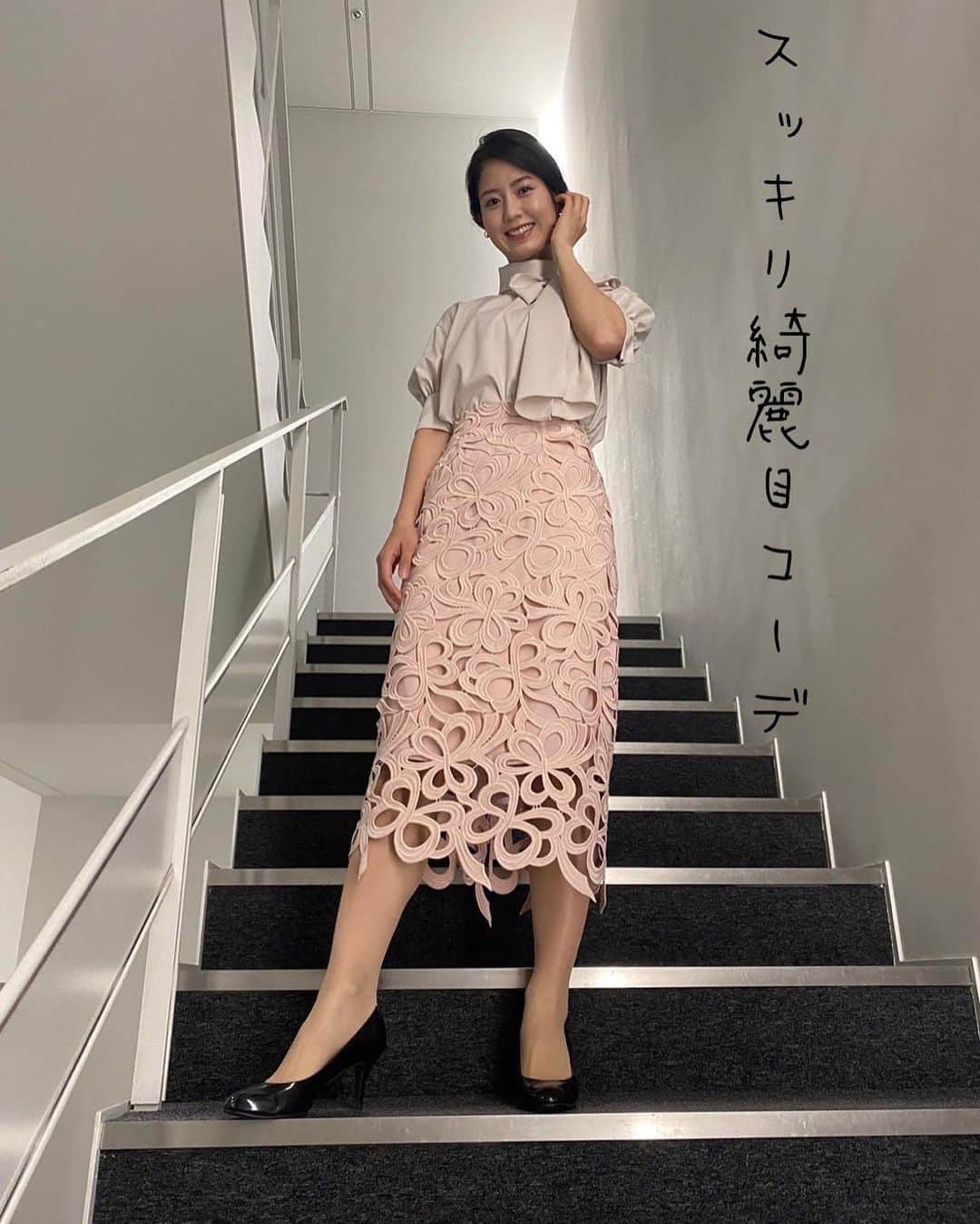 桝田沙也香さんのインスタグラム写真 - (桝田沙也香Instagram)「* Jチャン衣装👗 上☞SNIDEL @snidel_official  下☞CERFORD @celford_official  イヤリング☞ete @ete_official   リボンは取り外し可能🌟 リボンをつけると 顔周りにボリュームが出て小顔効果も✨ スッキリ着たい時は リボンを外して着回せるのが嬉しい😎  CELFORDさんは、 タイトスカートのイメージ🌸 とにかく形が綺麗なのですよね〜！ このスカートは 雑誌、「美人百花 」「STORY」にも 掲載されていたアイテムです📚 初代のリボンレースよりは少し華奢✨ すっきりとした中にも凛とした芯のあるデザイン♡  #衣装#コーデ#今日の衣装#今日のコーデ#ブラウスコーデ#タイトスカート#綺麗目コーデ#アナウンサー#テレビ朝日アナウンサー#桝田沙也香」6月6日 19時49分 - sayaka0masuda