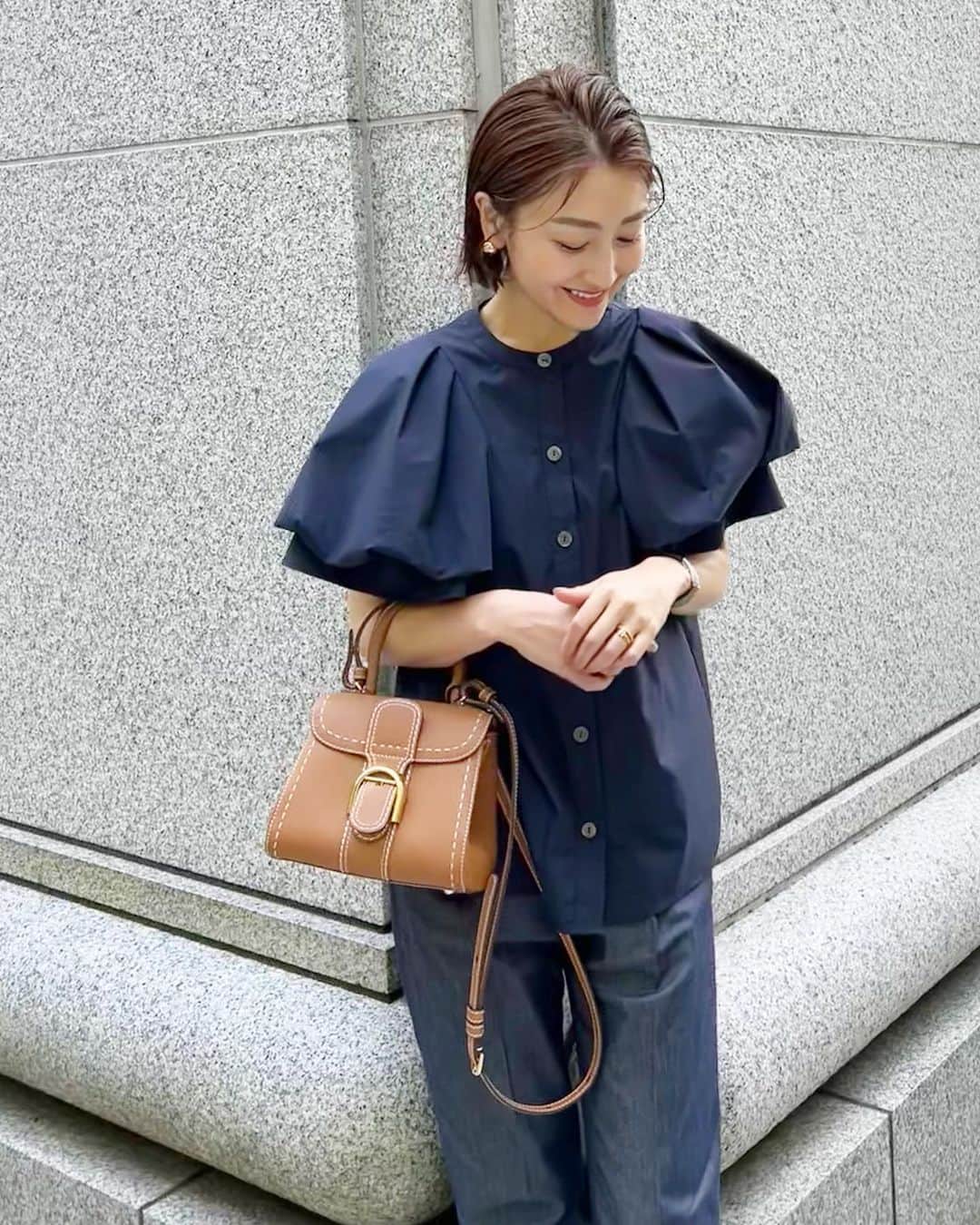 金子麻貴さんのインスタグラム写真 - (金子麻貴Instagram)「やっぱり可愛いぽわん袖💕  バルーンスリーブとケープのような袖が2枚重なってるところもポイント。  最近甘めテイストも好きだからスカート合わせがお気に入りだけどシンプルなスティックパンツでもデニムでも何でも合わせやすい✨  ブラウスは @re_gleam と @verystore_jp のコラボアイテムで明日お昼12時からVERY STOREで先行発売です🎉  #fashion#verystore#regleam#loewe#zara#ysl#delvaux#elendeek#ネイビーコーデ#ワントーンコーデ#ブラウスコーデ#ママコーデ#スカートコーデ」6月6日 20時57分 - mtmmaki