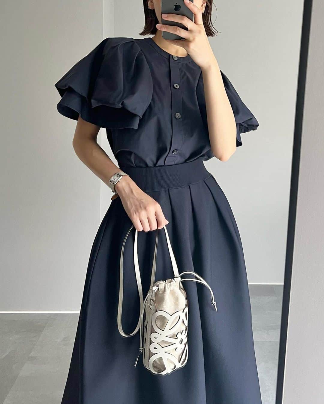金子麻貴さんのインスタグラム写真 - (金子麻貴Instagram)「やっぱり可愛いぽわん袖💕  バルーンスリーブとケープのような袖が2枚重なってるところもポイント。  最近甘めテイストも好きだからスカート合わせがお気に入りだけどシンプルなスティックパンツでもデニムでも何でも合わせやすい✨  ブラウスは @re_gleam と @verystore_jp のコラボアイテムで明日お昼12時からVERY STOREで先行発売です🎉  #fashion#verystore#regleam#loewe#zara#ysl#delvaux#elendeek#ネイビーコーデ#ワントーンコーデ#ブラウスコーデ#ママコーデ#スカートコーデ」6月6日 20時57分 - mtmmaki