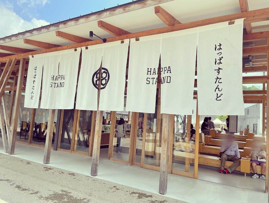 田母神智子さんのインスタグラム写真 - (田母神智子Instagram)「5月があっという間に終わってた💭 思い出を少しずつ載せよう。 三重県多気町に新しくできたVISONへ行ってきたよ。 日本最大級（東京ドーム24個分）の商業リゾートで、ホテル、温泉、レストラン、そのほかにも本当に本当に色々なお店や施設があって、1日で周るのはとてもじゃないけど無理だった😅 フラッと入った日本各地のお味噌を買うことができるお店が楽しかった😂お味噌がまるでジェラートみたいに売られてたのw 他にもお茶、お醤油、みりんの専門店とかたっくさーーんあったよ😀 BBQできる場所とかドッグラン🐶ワンちゃんと泊まれるヴィラもあった❣️ロトチョムも連れて行きたかった🥺‼️‼️  また行きたいなぁ🤩  #vison #多気町 #三重県 #三重県観光 #家族旅行 #生後7ヶ月 #赤ちゃんと旅行」6月6日 21時27分 - tomokotamogami