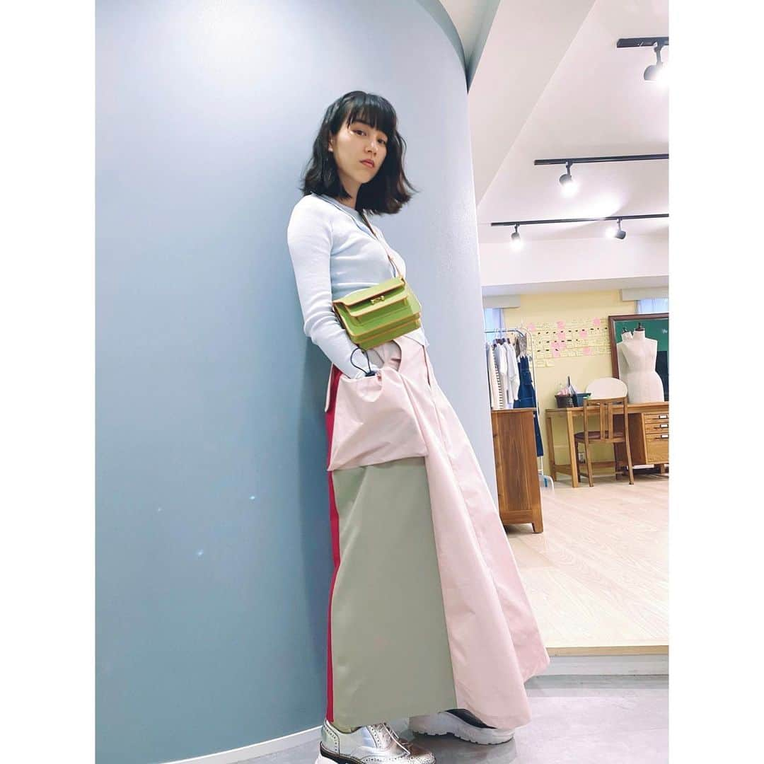 のん（能年玲奈）さんのインスタグラム写真 - (のん（能年玲奈）Instagram)「前にアトリエで撮った写真🤳 撮影終わりだったので髪がウェーブしてますね。 お気に入りのスカートとバッグ。  #のんおうちで観るライブ 、見逃し配信、本日23時59分までです！」6月6日 21時39分 - non_kamo_ne