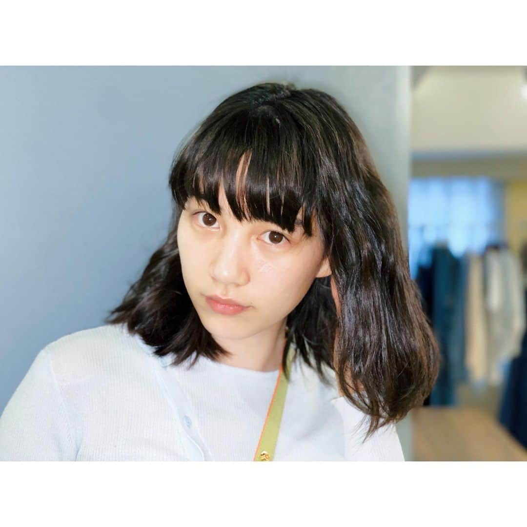 のん（能年玲奈）さんのインスタグラム写真 - (のん（能年玲奈）Instagram)「前にアトリエで撮った写真🤳 撮影終わりだったので髪がウェーブしてますね。 お気に入りのスカートとバッグ。  #のんおうちで観るライブ 、見逃し配信、本日23時59分までです！」6月6日 21時39分 - non_kamo_ne