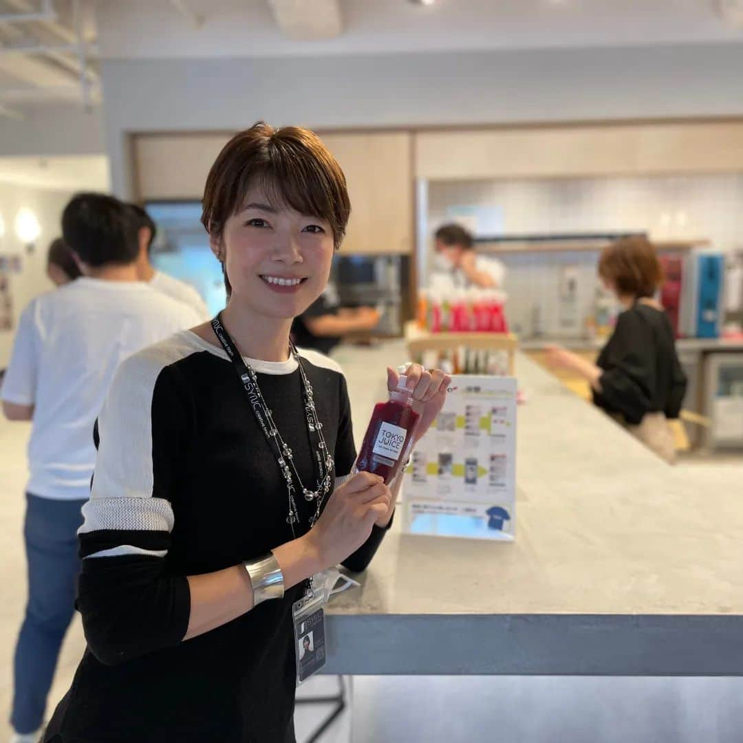 桐島瑞希さんのインスタグラム写真 - (桐島瑞希Instagram)「月曜日のご褒美〜🌈🌺🕊️ オフィスでジュースが配られたので頂いた💕 ラズベリーっぽいかなーと思って選んだら、セロリの味だった…😱 赤い色はビーツだったっぽい😂 #銀座ライオン で満腹ランチの後だったから、ある意味目が覚めました…🤪 #tgim #tokyojuice」6月6日 22時25分 - mizkirisiii