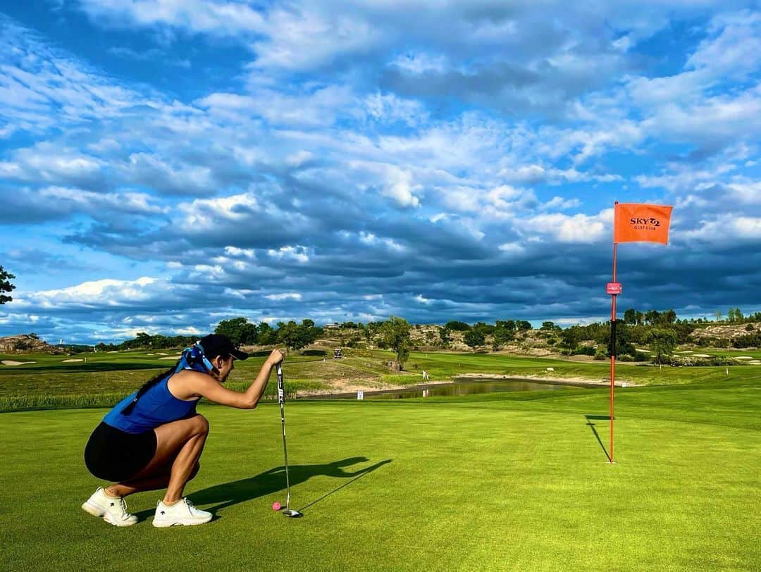 Areum Jungさんのインスタグラム写真 - (Areum JungInstagram)「폰으로 막찍어도 예뻤던 하늘 아래에서 오늘도 맘 속으로 야이년아 ..를 수만번 외침   Amazing weather, beautiful sky ☀️☀️☀️  #golf #골프 #운동」6月6日 23時13分 - areumjung