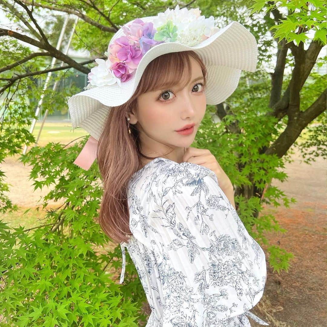 吉川ちえさんのインスタグラム写真 - (吉川ちえInstagram)「【👒🌸👒🌸👒🌸👒】 . 夏にぴったりな帽子💓 ひとつひとつハンドメイドの 可愛いお花のデザインの帽子✨ ( @hana.boushi )さんの🌷 ☝️色んなお花で作った帽子が 沢山あって可愛すぎる🤦‍♀️💗 . 私がかぶってるのは花冠風🌼に なってて夏っぽくてかわいいの🫣 高級造花なので本物の花みたいに見えるしスワロフスキーもついてて花に雨の雫✨がついてるみたいなの💕 . ✅ @hana.boushi さんの プロフィールのリンクから購入できます🙆‍♀️🎀 . #花帽子 #hanaboushi」6月6日 23時24分 - yoshikawachie_16