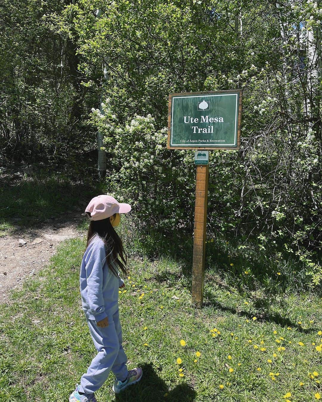 翁安芸さんのインスタグラム写真 - (翁安芸Instagram)「Beautiful weather→Hiking day💜🌿🌼🌳  お天気のいい朝は @nobukoaspen と娘は山登り👍🏻   #aspen #colorado #コロラド州 #aspensummer2022 #5yearsold #kithkids #skechers」6月7日 5時43分 - akinyc