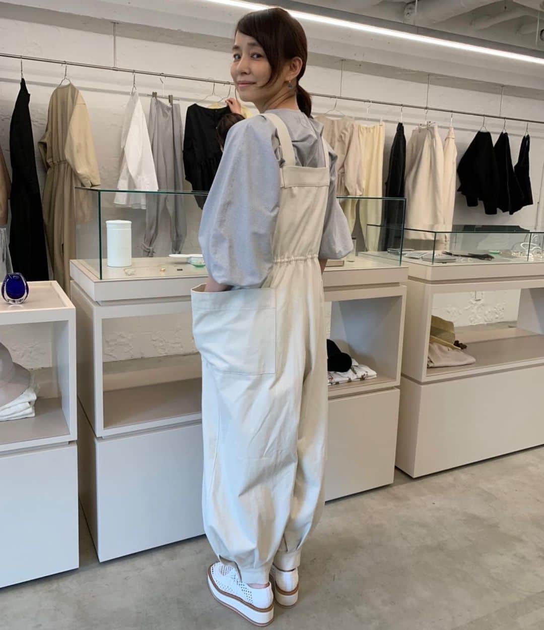 石田ゆり子さんのインスタグラム写真 - (石田ゆり子Instagram)「おはようございます。 サロペットと私。 わたくし、 ジャンプスーツや サロペットという 上下つながった服がとても好きなのです。 @tenne_handcrafted_modern のサロペット👏🏻👀 心を奪われました…🍦😊👏🏻」6月7日 8時46分 - yuriyuri1003