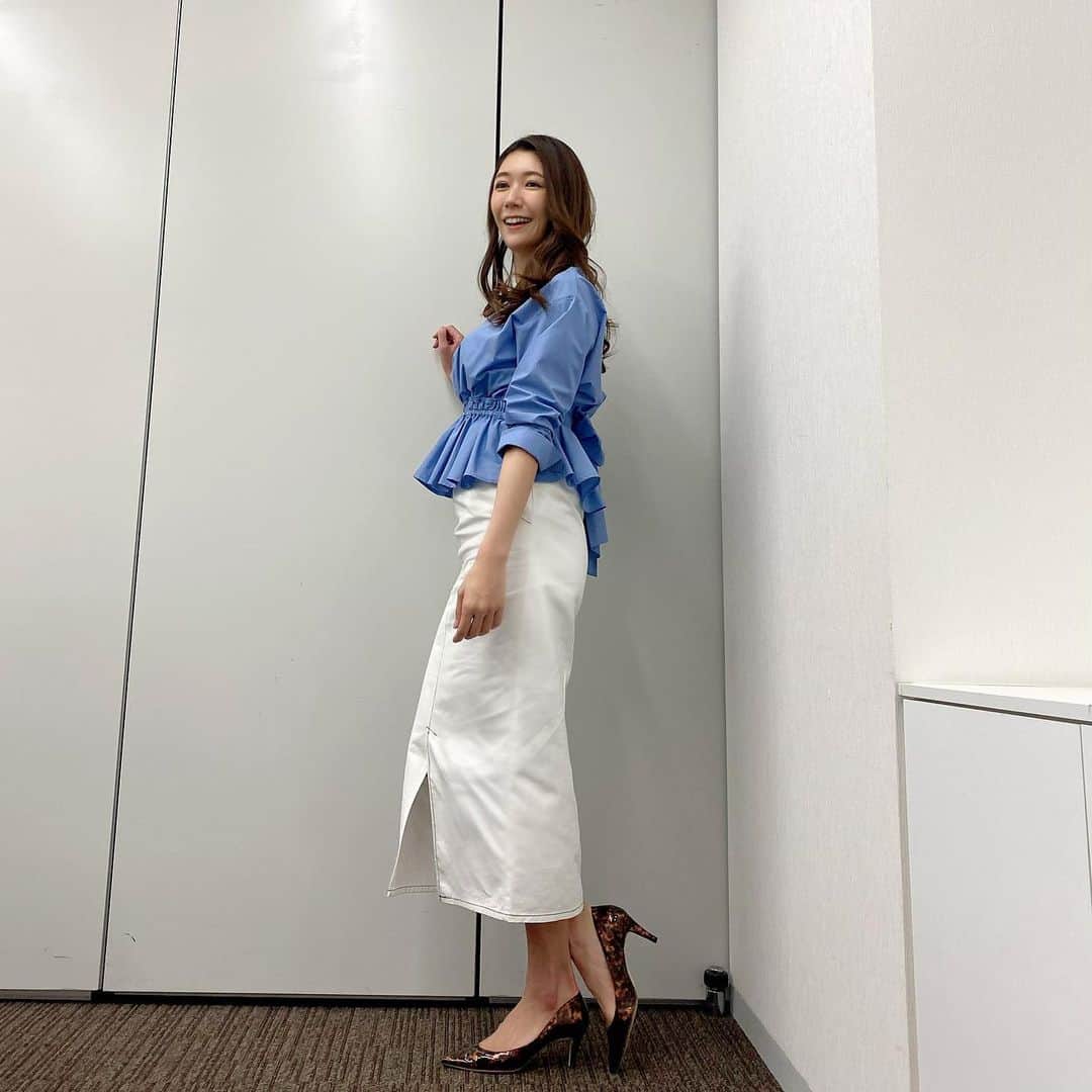 穂川果音さんのインスタグラム写真 - (穂川果音Instagram)「おはようございます😊  今日は山陰〜北陸、東北地方は傘の出番🌂 特に東北太平洋側では引き続き大雨による土砂災害に警戒を！ 関東甲信地方も、午後は所々で雨に☔️ 沖縄も午前中は雨や雷雨に注意⚡️ 西日本や北海道は日差しでますよ☀️  👗関東甲信地方は昨日より気温が上がりますが夜は再びひんやりとした体感に！ 半袖だと、少し寒く感じるかも🤔長袖シャツくらいがオススメです！  #アベプラ　#気象予報士　#明日コレ着よコーデ　　#ほかのん #fashion #cordinate  　#ファッション #雨の日コーデ　 　#fashion #cordinate #weatherreport #お天気コーデ 　　#6月コーデ　 　#アナウンサーコーデ　　#初夏コーデ　#ブラウスコーデ　#タイトスカートコーデ  　#春色コーデ　#お天気キャスター　#weatherforecast #お天気お姉さんコーデ 　#170センチコーデ」6月7日 10時22分 - hokawakanonn