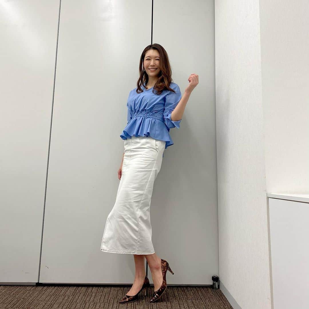 穂川果音さんのインスタグラム写真 - (穂川果音Instagram)「おはようございます😊  今日は山陰〜北陸、東北地方は傘の出番🌂 特に東北太平洋側では引き続き大雨による土砂災害に警戒を！ 関東甲信地方も、午後は所々で雨に☔️ 沖縄も午前中は雨や雷雨に注意⚡️ 西日本や北海道は日差しでますよ☀️  👗関東甲信地方は昨日より気温が上がりますが夜は再びひんやりとした体感に！ 半袖だと、少し寒く感じるかも🤔長袖シャツくらいがオススメです！  #アベプラ　#気象予報士　#明日コレ着よコーデ　　#ほかのん #fashion #cordinate  　#ファッション #雨の日コーデ　 　#fashion #cordinate #weatherreport #お天気コーデ 　　#6月コーデ　 　#アナウンサーコーデ　　#初夏コーデ　#ブラウスコーデ　#タイトスカートコーデ  　#春色コーデ　#お天気キャスター　#weatherforecast #お天気お姉さんコーデ 　#170センチコーデ」6月7日 10時22分 - hokawakanonn