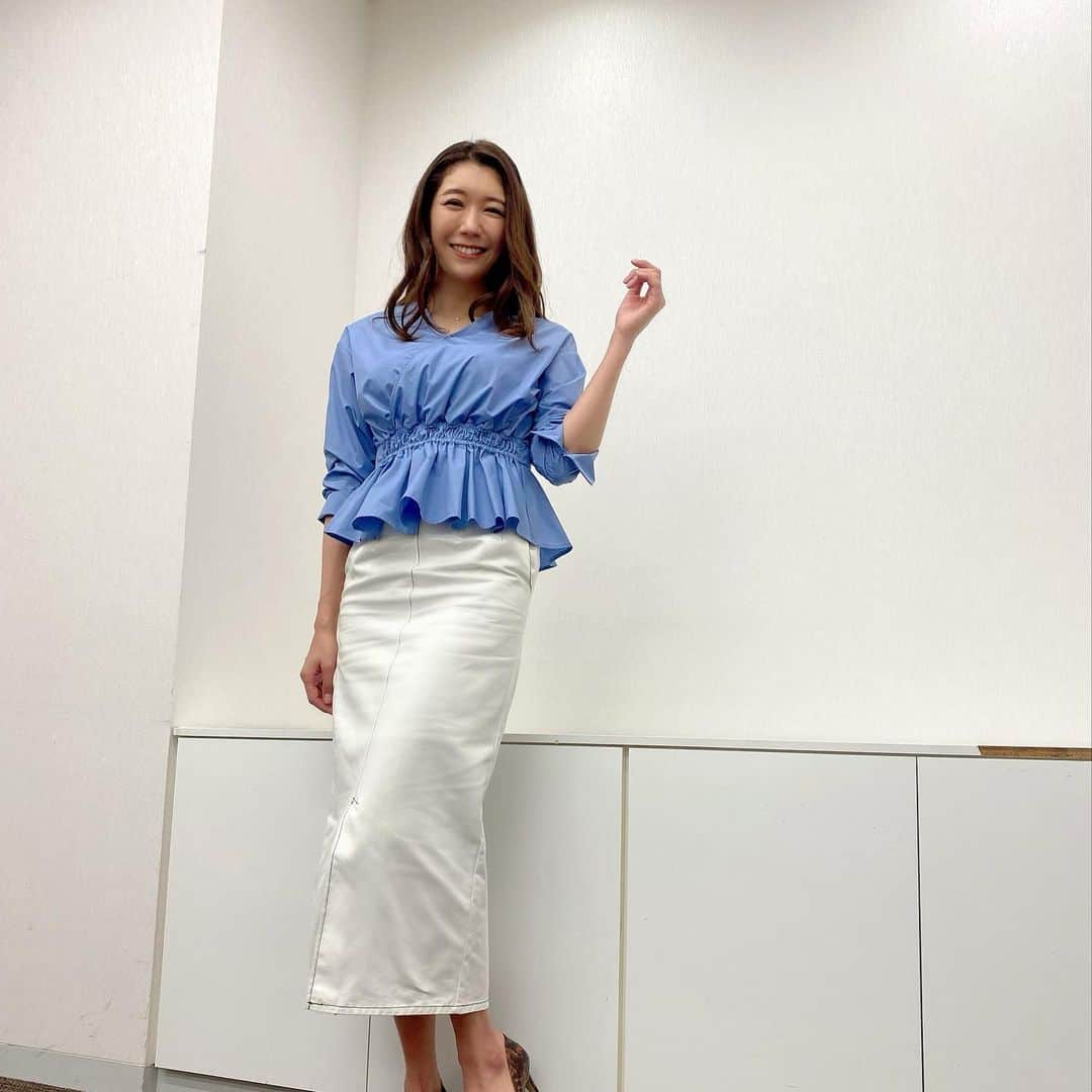 穂川果音さんのインスタグラム写真 - (穂川果音Instagram)「おはようございます😊  今日は山陰〜北陸、東北地方は傘の出番🌂 特に東北太平洋側では引き続き大雨による土砂災害に警戒を！ 関東甲信地方も、午後は所々で雨に☔️ 沖縄も午前中は雨や雷雨に注意⚡️ 西日本や北海道は日差しでますよ☀️  👗関東甲信地方は昨日より気温が上がりますが夜は再びひんやりとした体感に！ 半袖だと、少し寒く感じるかも🤔長袖シャツくらいがオススメです！  #アベプラ　#気象予報士　#明日コレ着よコーデ　　#ほかのん #fashion #cordinate  　#ファッション #雨の日コーデ　 　#fashion #cordinate #weatherreport #お天気コーデ 　　#6月コーデ　 　#アナウンサーコーデ　　#初夏コーデ　#ブラウスコーデ　#タイトスカートコーデ  　#春色コーデ　#お天気キャスター　#weatherforecast #お天気お姉さんコーデ 　#170センチコーデ」6月7日 10時22分 - hokawakanonn
