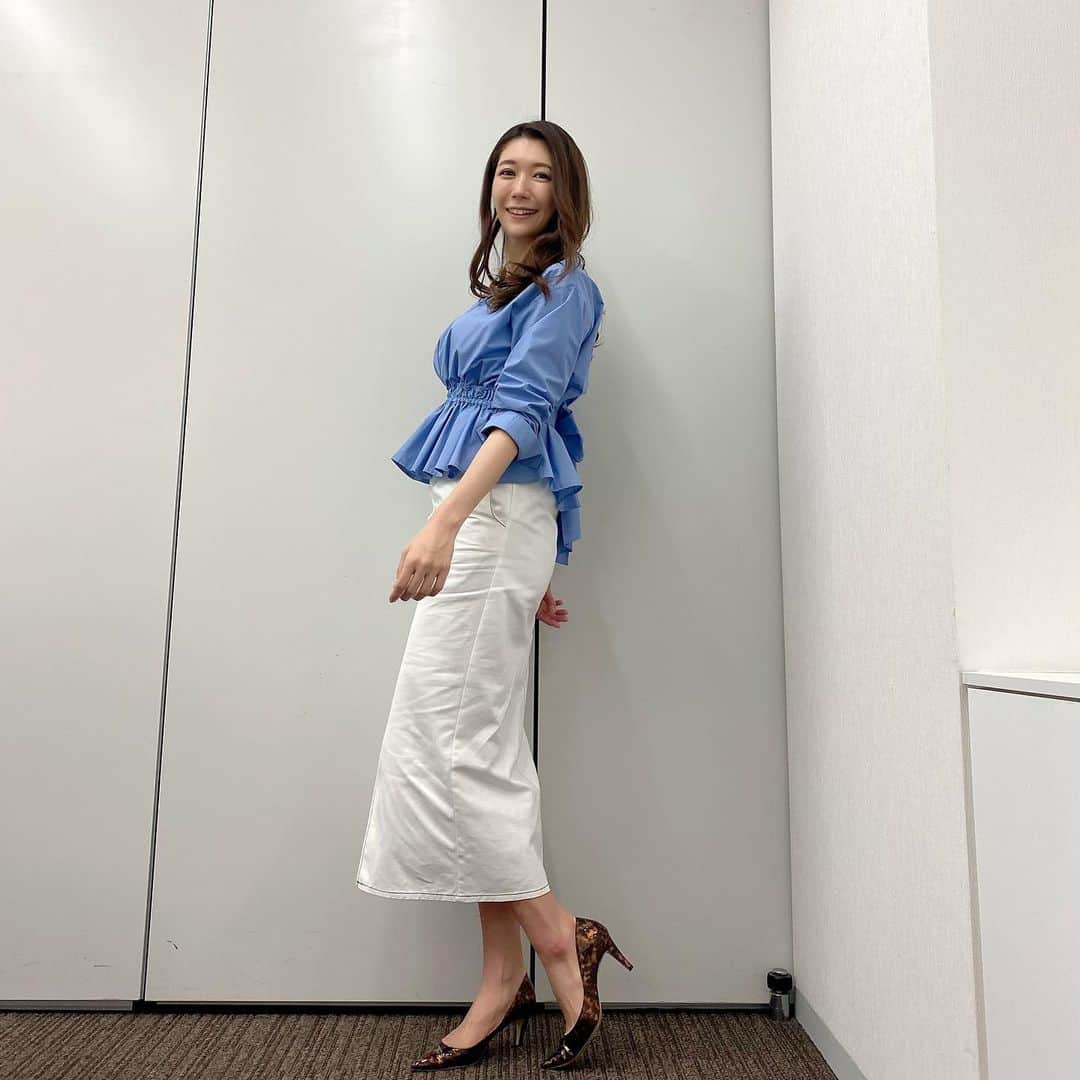 穂川果音さんのインスタグラム写真 - (穂川果音Instagram)「おはようございます😊  今日は山陰〜北陸、東北地方は傘の出番🌂 特に東北太平洋側では引き続き大雨による土砂災害に警戒を！ 関東甲信地方も、午後は所々で雨に☔️ 沖縄も午前中は雨や雷雨に注意⚡️ 西日本や北海道は日差しでますよ☀️  👗関東甲信地方は昨日より気温が上がりますが夜は再びひんやりとした体感に！ 半袖だと、少し寒く感じるかも🤔長袖シャツくらいがオススメです！  #アベプラ　#気象予報士　#明日コレ着よコーデ　　#ほかのん #fashion #cordinate  　#ファッション #雨の日コーデ　 　#fashion #cordinate #weatherreport #お天気コーデ 　　#6月コーデ　 　#アナウンサーコーデ　　#初夏コーデ　#ブラウスコーデ　#タイトスカートコーデ  　#春色コーデ　#お天気キャスター　#weatherforecast #お天気お姉さんコーデ 　#170センチコーデ」6月7日 10時22分 - hokawakanonn