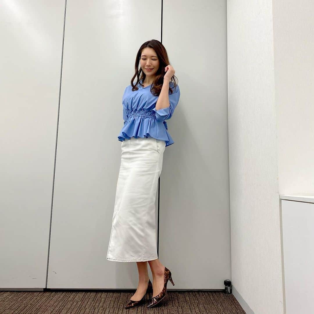 穂川果音さんのインスタグラム写真 - (穂川果音Instagram)「おはようございます😊  今日は山陰〜北陸、東北地方は傘の出番🌂 特に東北太平洋側では引き続き大雨による土砂災害に警戒を！ 関東甲信地方も、午後は所々で雨に☔️ 沖縄も午前中は雨や雷雨に注意⚡️ 西日本や北海道は日差しでますよ☀️  👗関東甲信地方は昨日より気温が上がりますが夜は再びひんやりとした体感に！ 半袖だと、少し寒く感じるかも🤔長袖シャツくらいがオススメです！  #アベプラ　#気象予報士　#明日コレ着よコーデ　　#ほかのん #fashion #cordinate  　#ファッション #雨の日コーデ　 　#fashion #cordinate #weatherreport #お天気コーデ 　　#6月コーデ　 　#アナウンサーコーデ　　#初夏コーデ　#ブラウスコーデ　#タイトスカートコーデ  　#春色コーデ　#お天気キャスター　#weatherforecast #お天気お姉さんコーデ 　#170センチコーデ」6月7日 10時22分 - hokawakanonn