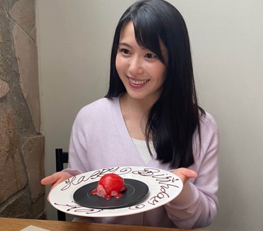 玉木碧さんのインスタグラム写真 - (玉木碧Instagram)「さえちゃんとゆいちゃんがお誕生日をお祝いしてくれました🥺✨✨✨  30歳になるお誕生日なので、いつも以上にソワソワ…！！  今日と明日で20代終わり😳  なんだか緊張するな😂  お祝いしてくれて嬉しかったです🥹 とっても素敵なランチをご馳走してくれました！！✨ 美味しかったし見た目も美しかった💕 さえちゃんゆいちゃんいつもありがとう🥰  #誕生日 #birthday  #30歳 #6月9日  #セントフォース #フリーアナウンサー #玉木碧  #小野寺結衣  #上村彩子」6月7日 11時52分 - tamaki_aoi.official