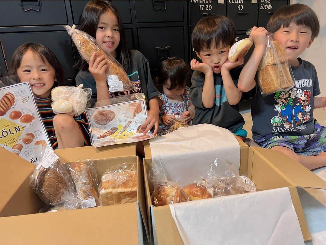 Kazukiさんのインスタグラム写真 - (KazukiInstagram)「子ども達と楽しみにしていた めりぃなパンマニアが届きました⤴︎⤴︎⤴︎🙌🥖🥐🥯✨ • パン好きな我が家にとっては、毎回全国各地の有名ベーカリーを食べられるのが本当に幸せで、今回はパン好きな鹿児島の母へも冷凍で発送し、凄く喜んでもらえました♡♡ • 『めりぃなパンマニア』はパンの定期配送サービスで、 全国各地の厳選された有名ベーカリーが届けられます🥖🥪🥯✨ • 店頭では売り切れになってしまうレアパンやオリジナルパンもセットになっているので、毎回箱を開けるのが本当に楽しみです🥰 • 同じパン好きなフォロワーさんがいらして、 沢山の感想やコメント、いつもありがとうございます☺️💕 • • #パン好き#厳選#全国のパン#めりぃなパンマニア#めりぃさんのお店#定期配送#楽しみのひとつ#パン好き親子#鹿児島#母へ#六男七女#15人大家族#漆山家」6月7日 14時05分 - kazuki13mama