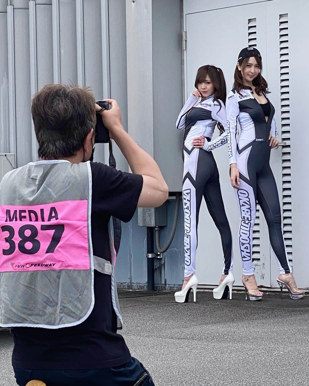 奥村美香さんのインスタグラム写真 - (奥村美香Instagram)「富士スピードウェイ24時間耐久レースお疲れ様でした✨ 写真沢山撮ったのでUPします🥹 1枚目は加工アプリ無しバージョンw 天気良くて眩しい顔してる🤣w  #s耐  #富士スピードウェイ #レースクィーン #24時間耐久レース #撮影  #ギャルパラ」6月7日 15時49分 - okumura.mika