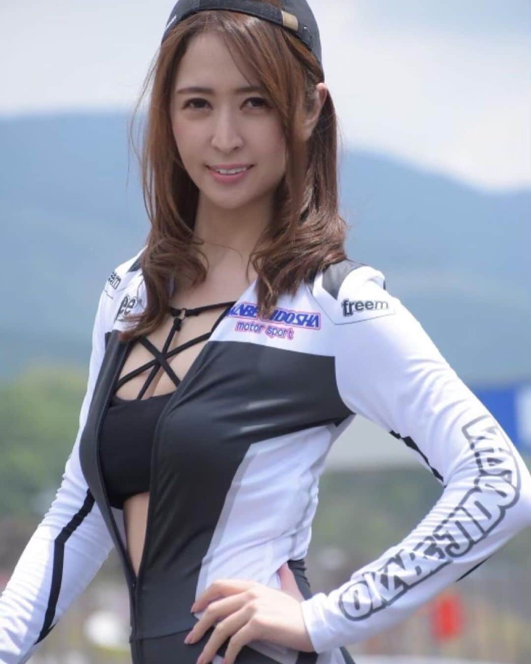 奥村美香さんのインスタグラム写真 - (奥村美香Instagram)「富士スピードウェイ24時間耐久レースお疲れ様でした✨ 写真沢山撮ったのでUPします🥹 1枚目は加工アプリ無しバージョンw 天気良くて眩しい顔してる🤣w  #s耐  #富士スピードウェイ #レースクィーン #24時間耐久レース #撮影  #ギャルパラ」6月7日 15時49分 - okumura.mika