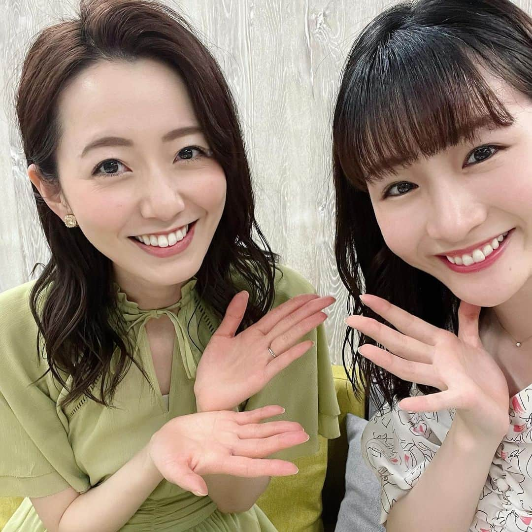 内田嶺衣奈さんのインスタグラム写真 - (内田嶺衣奈Instagram)「新人アナウンサーの岸本理沙アナと😊🍀  先日、岸本ちゃんがBSでニュースデビューでした✨  そんな大切な日に、応援しながら送り出す事ができ、緊張から解放された顔も見る事が出来て なんだか嬉しかったです🤭🧡  終わるとすぐにニュースを見返してメモをとっていました📝🥺✨  #新人アナウンサー #岸本理沙　アナ #ニュースデビューの日 #気付けば #後ろのデスク #ベテラン佐野アナ #ネームプレートをよく見ると #新人アナウンサー😂❣️ #いいとものネームプレート #私もデスクに飾っています☺️🧡」6月7日 16時17分 - reina.uchida