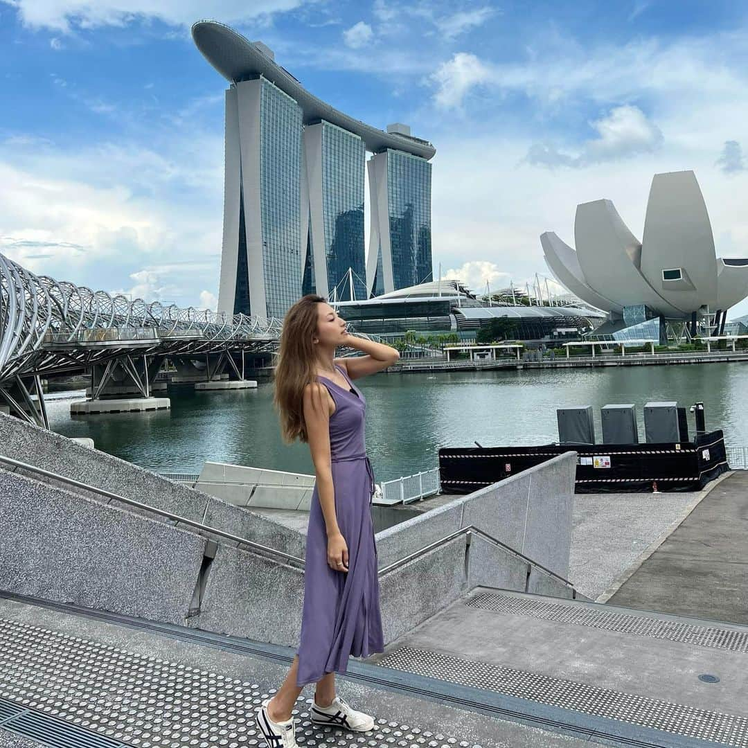 市原彩花さんのインスタグラム写真 - (市原彩花Instagram)「Marina area🇸🇬  The most popular area for sightseeing in Singapore!  シンガポール1の観光スポット、マリーナエリア🇸🇬 ぐるっと湾になっていて、マーライオンとMarina bay sandsがある場所🌟　  一周歩くと50分くらい、マーライオンからMBSも歩いて20〜30分くらいだから、暑くない日や夜はお散歩してまわれるよ🌈 夜の噴水ショーも2年ぶりに再開して、6/26まではライトアップも派手になってるから人がたくさん！  明後日9日の夜はFOLLOW MEでマリーナエリアからライブ配信するよ🌃 一緒にライトアップやショー見ながら観光しよう✨ シンガ観光の質問にも答えます😉 ぜひプレミアムフォローして遊びに来てね♪ 見逃し配信もあるよ✨  #singapore#シンガポール#singapura#海外生活#海外旅行#海外移住#シンガポール観光#シンガポール生活#シンガポール在住#싱가포르#新加坡#マリーナベイサンズ#marinabaysands #あーちゃんシンガポール」6月7日 17時08分 - ayaka_ichihara