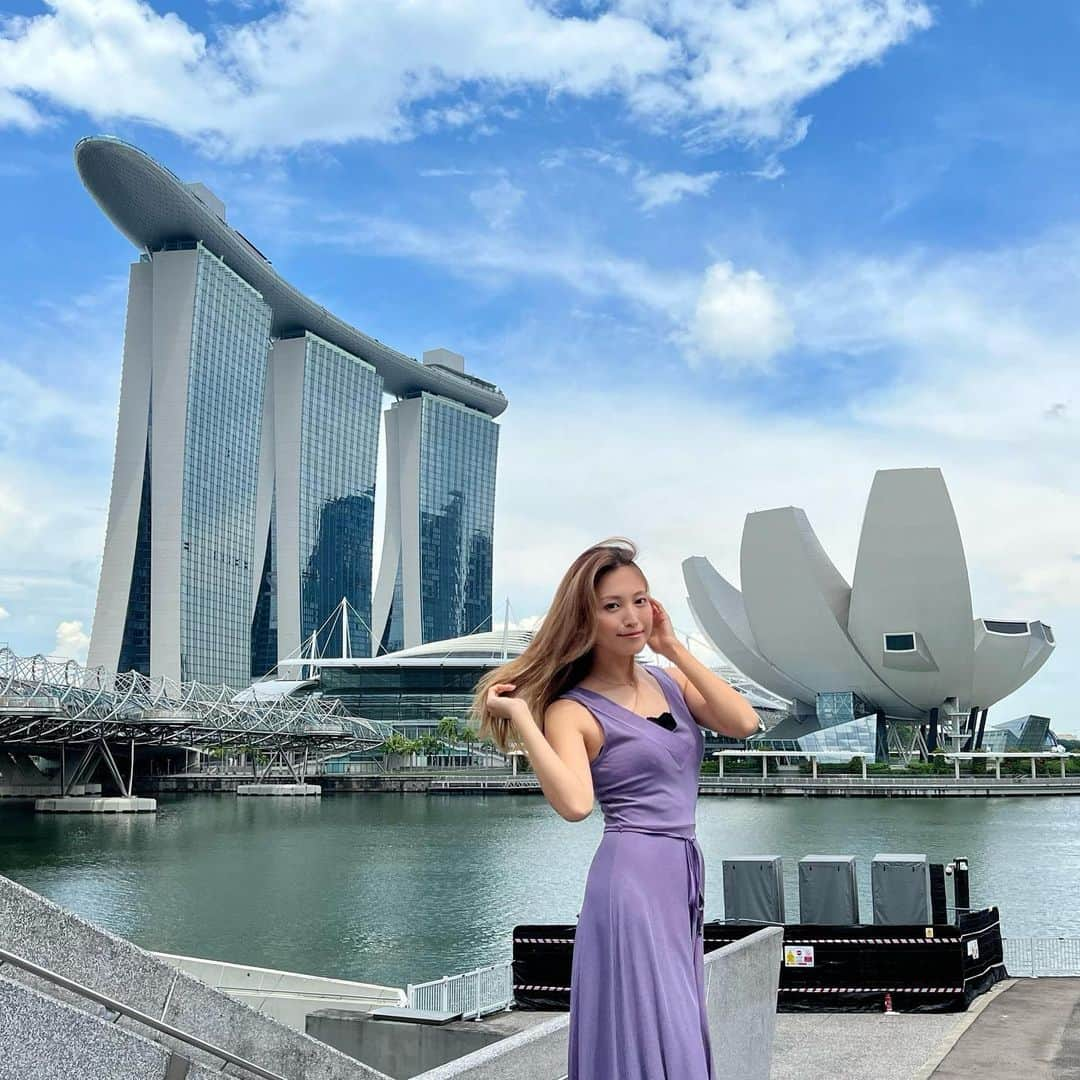 市原彩花さんのインスタグラム写真 - (市原彩花Instagram)「Marina area🇸🇬  The most popular area for sightseeing in Singapore!  シンガポール1の観光スポット、マリーナエリア🇸🇬 ぐるっと湾になっていて、マーライオンとMarina bay sandsがある場所🌟　  一周歩くと50分くらい、マーライオンからMBSも歩いて20〜30分くらいだから、暑くない日や夜はお散歩してまわれるよ🌈 夜の噴水ショーも2年ぶりに再開して、6/26まではライトアップも派手になってるから人がたくさん！  明後日9日の夜はFOLLOW MEでマリーナエリアからライブ配信するよ🌃 一緒にライトアップやショー見ながら観光しよう✨ シンガ観光の質問にも答えます😉 ぜひプレミアムフォローして遊びに来てね♪ 見逃し配信もあるよ✨  #singapore#シンガポール#singapura#海外生活#海外旅行#海外移住#シンガポール観光#シンガポール生活#シンガポール在住#싱가포르#新加坡#マリーナベイサンズ#marinabaysands #あーちゃんシンガポール」6月7日 17時08分 - ayaka_ichihara