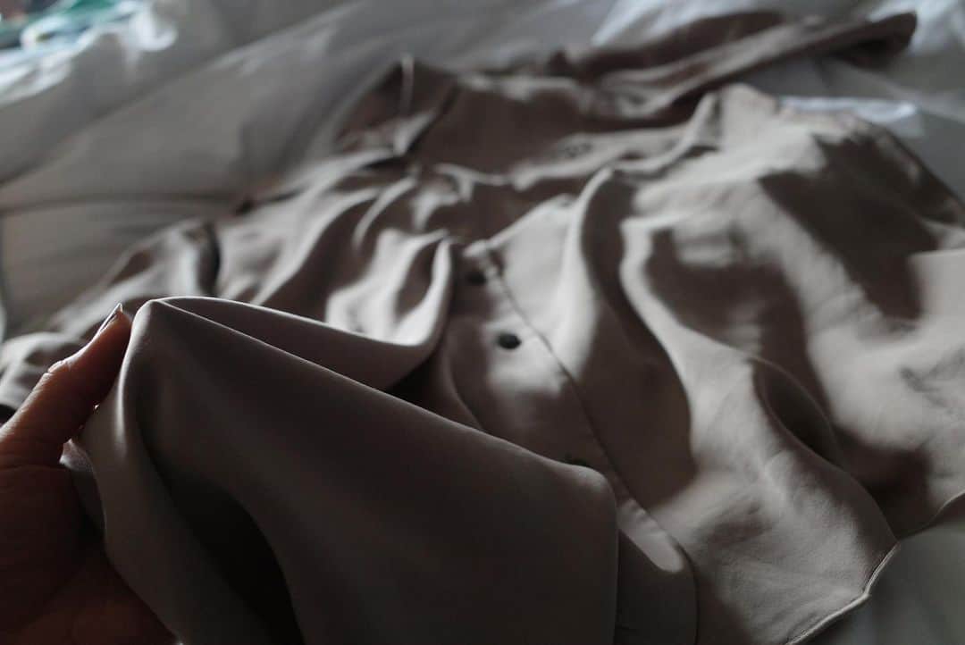 内山理名さんのインスタグラム写真 - (内山理名Instagram)「🪸🫧  最強の睡眠プランがあると聞き、気になっていた三井ガーデンホテル神宮外苑の杜プレミアに..。  6月30日まで　@muatsu_plus_official マットレスで眠ることができるお部屋があるの。自宅でも同じマットレスを使用中ですが、私の感覚では、寝返りがとても楽でお気に入りです！  夜はゆっくりお風呂に入り、特にこの梅雨時期オススメなサラッとした着心地よいパジャマも持参していき♡ぐっすり！  朝は、お部屋のテラスで国立競技場を目の前に気持ちよく呼吸法をして、紫陽花に囲まれた庭を散策。  質の良い睡眠はいい事ばかり..。  春のヨガイベントでも睡眠をテーマにしたヨガ・トークをさせて頂きましたが、またゆっくり睡眠についてのお話をしたいなぁ🌙  #mitsuigardenhoteljingugaientokyopremier  #muatsuplus」6月7日 17時12分 - rinauchiyama_official