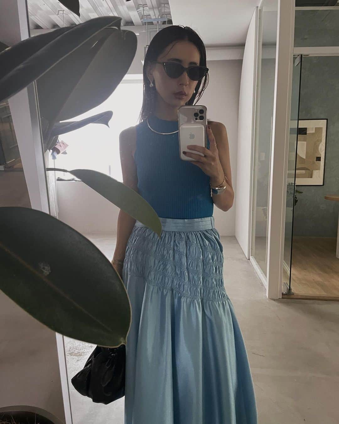 黒石奈央子さんのインスタグラム写真 - (黒石奈央子Instagram)「今日の服。 メタリックな派手スカートが、欲しくて作りました！ ウエストシャーリングが可愛くてカラー展開も派手カラーでめちゃ可愛いよ。 個人的にはブルーか ピンクがおすすめ  sk 6/14 top 6/14  . @ameri_shinjuku @amerivintage @ameri_daikanyama @ameri.shinsaibashi  @ameri_omotesando #ameri#amerivintage #fashion #vintagefashion #coordinate#ootd#outfit#osanposnap #705_outfit #大人ファッション #大人コーディネート #大人スタイル #modestyle #modefashion#modecasual」6月7日 18時00分 - blackstone705