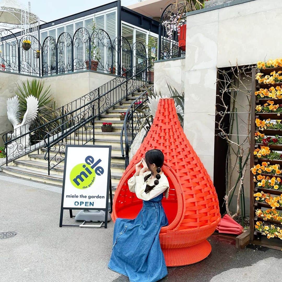 葦原海さんのインスタグラム写真 - (葦原海Instagram)「#兵庫  \\ 海が一望できるリゾート気分なカフェ🏝// 　 📍ミエレザガーデン ( @mielethegarden_awaji ) 　 淡路島の人気カフェ「ミエレ」の 姉妹店であるここも景色の良いカフェ🍹 ちなみに、１つ前に投稿した 「オーシャンテラス」の下の階にあるよ！ 　 結構大きいソフトクリームは 季節によって味が変わるよ〜🍦💕 　 そして、お店わんちゃんもOKで わんちゃんメニューも豊富🐶🐾 　 ちょっとしたリゾート気分を味わえるし これからの時期は特に良さそう！！👒🌞 　   📷⇨2022年4月中旬   【詳細】 平　日　11:00-18:30 (LO 18:00) 土日祝　10:00 -19:00 (LO 18:30) 定休日／水曜日・祝日は営業 　　 予算 700円〜 ☑︎ 季節のソフトクリーム/各880円(税込)   🚗アクセス 神戸三宮から高速バス(680円) 淡路ICから無料シャトルバス有り。 私は車で行ってお店前の駐車場利用。     ♿︎❤︎レポ 建物2階にカフェ、エレベーターなし。 階段は同行者の抱っこで入店。 フロアフラット、テーブル席で 椅子を外してもらって利用したよ☺️ 多目的トイレは3階(オーシャンテラス内)にあり。   . . . pr #淡路島 #淡路島旅行 #淡路島観光  #淡路島グルメ #淡路島カフェ #ミエレザガーデン  #淡路島西海岸 #国内旅行 #リゾート気分」6月7日 18時19分 - myu_ashihara