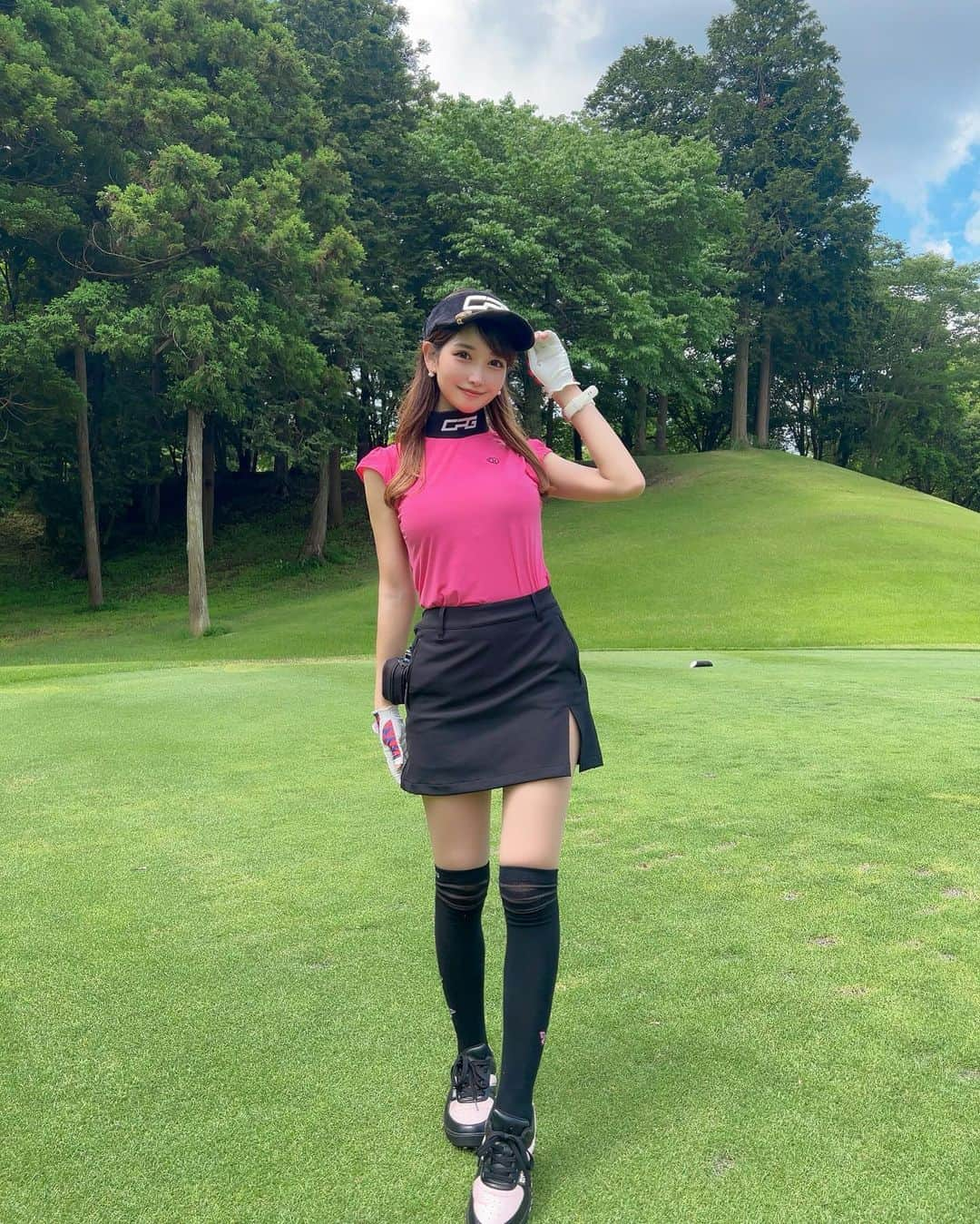 MAYUさんのインスタグラム写真 - (MAYUInstagram)「. 🖤💗🖤 . 肩がひらっとかわいいトップスは @cpggolf_official 💗 着心地良いし、色がかわいいっ！💗 首元が黒だからピンクだけど甘くなりすぎなくて締まる😎✨ . スカートはスリット入ってるのが可愛くてお気に入り🖤 @masterbunnyedition_official  . . par.par発進で、出だしは好調だった日⛳️✨ ウッドは調子良くて気持ちはよかったけど、アイアンがうまくいかないとスコアはまとまらないね〜🤷🏻‍♀️ アイアン強化せねば！🏌️‍♀️✊✨ . . #ゴルフ女子#ゴルフ#ゴルフウェア#ゴルフコーデ#シーピージーゴルフ#シーピージーアパレル#成田ゴルフ倶楽部#golf#golfwear#golflife#golfclub#golfcourse#golfer#golfgirl#golfaddict#cpggolf#cpgapparel#japanesegirl」6月7日 18時57分 - mayu.kina_golf