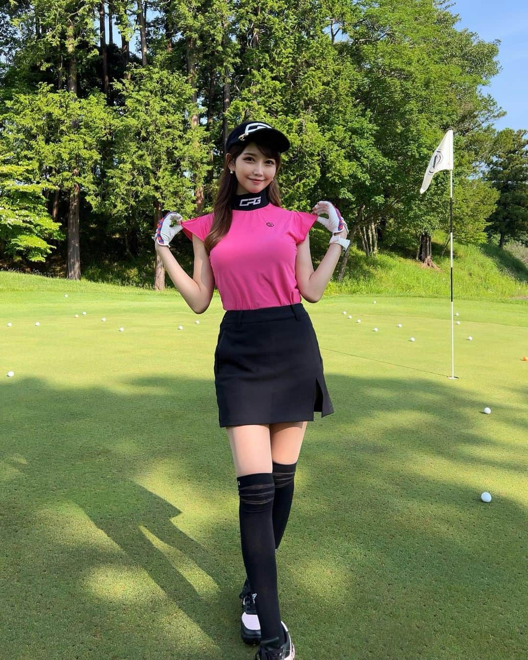 MAYUさんのインスタグラム写真 - (MAYUInstagram)「. 🖤💗🖤 . 肩がひらっとかわいいトップスは @cpggolf_official 💗 着心地良いし、色がかわいいっ！💗 首元が黒だからピンクだけど甘くなりすぎなくて締まる😎✨ . スカートはスリット入ってるのが可愛くてお気に入り🖤 @masterbunnyedition_official  . . par.par発進で、出だしは好調だった日⛳️✨ ウッドは調子良くて気持ちはよかったけど、アイアンがうまくいかないとスコアはまとまらないね〜🤷🏻‍♀️ アイアン強化せねば！🏌️‍♀️✊✨ . . #ゴルフ女子#ゴルフ#ゴルフウェア#ゴルフコーデ#シーピージーゴルフ#シーピージーアパレル#成田ゴルフ倶楽部#golf#golfwear#golflife#golfclub#golfcourse#golfer#golfgirl#golfaddict#cpggolf#cpgapparel#japanesegirl」6月7日 18時57分 - mayu.kina_golf