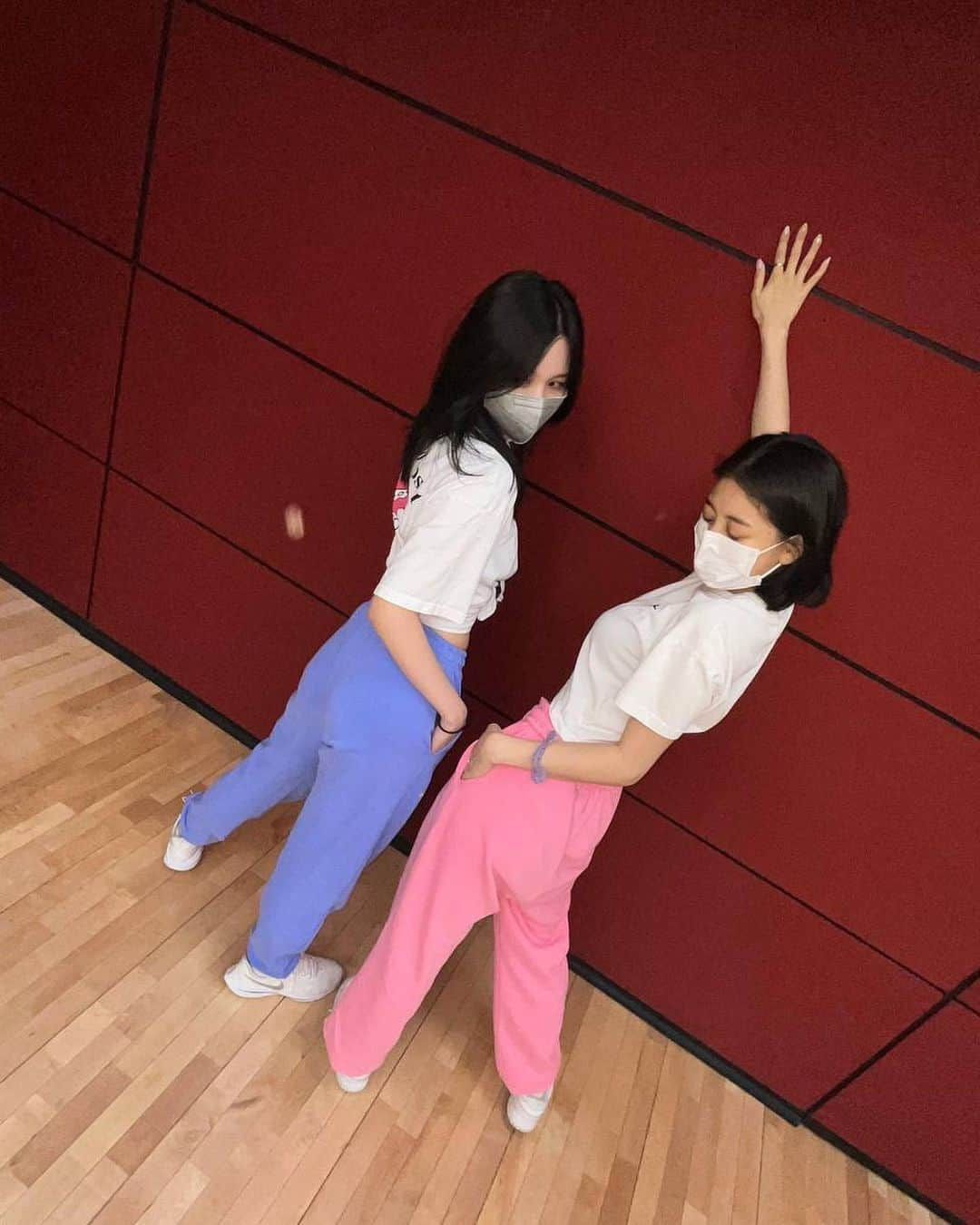 TWICEさんのインスタグラム写真 - (TWICEInstagram)「97즈 짝꿍룩💗💜」6月7日 19時04分 - twicetagram