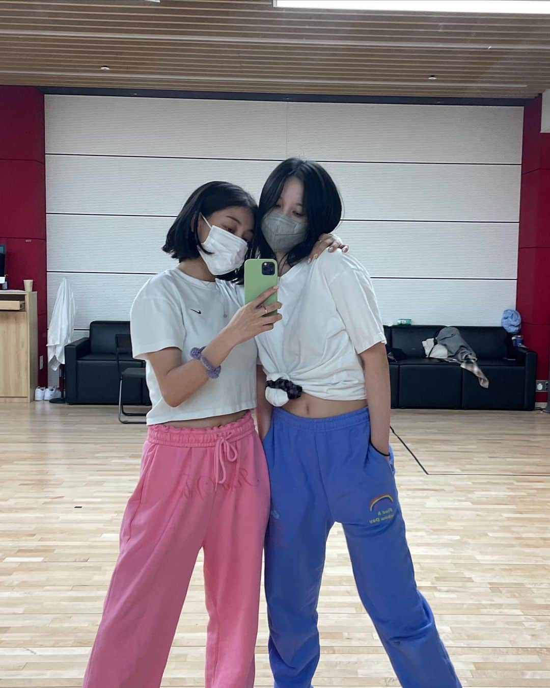 TWICEさんのインスタグラム写真 - (TWICEInstagram)「97즈 짝꿍룩💗💜」6月7日 19時04分 - twicetagram