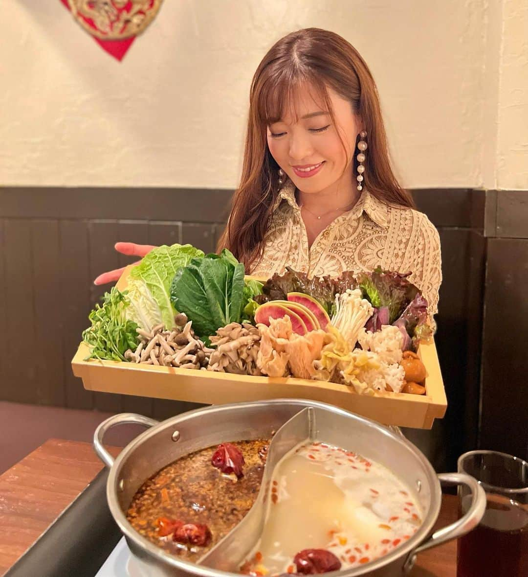 高橋としみさんのインスタグラム写真 - (高橋としみInstagram)「下北沢にオープンしたばかりの 薬膳火鍋　@oshidori_shimokita に 行ってきました🤤🤤  この日は寒かったけど火鍋あったまる😁 【鴛鴦】というコースを頂きました。 ボリュームあって、珍しいキノコもいっぱい 美味しい、体にいい、食べても罪悪感ない😋  お鍋以外にも麻婆豆腐や デザートも美味しかったよ😋  今クーポンやっていて、インスタの投稿を 店員さんに見せるとドリンク1杯無料になるよ🙆‍♀️  ストーリーにURL載せておきますので 見てみてね🍴🌶🍄🐏  #下北沢火鍋#下北沢薬膳#下北沢ディナー#下北沢グルメ#下北沢ヘルシー#下北沢美容#薬膳火鍋#WoomyPR#きのこ#アンチエイジング#デトックス#美容好きな人と繋がりたい#グルメな人と繋がりたい#火鍋#東京火鍋」6月7日 19時36分 - toshimi_1002