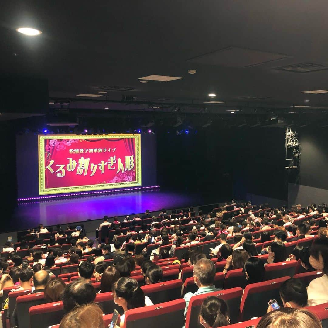 松浦景子さんのインスタグラム写真 - (松浦景子Instagram)「東京・大阪にて単独ライブ「くるみ割りすぎ人形」  無事終了しました。  観にきてくださったお客様 支えてくださったスタッフの皆様  シークレット出演の 阿佐ヶ谷姉妹さん 霜降り明星さん ミルクボーイさん  大阪ゲスト アキナさん、フースーヤ 新喜劇の未知やすえさん、清水けんじさん 岡田直子さん、もりすけさん、曽麻綾ちゃん  東京ゲスト オラキオさん、THIS IS パンさん しゅんしゅんクリニックPさん たつろうさん、スクールゾーン俵山さん  本当に本当にありがとうございました。  売れっ子先輩、賞レースの チャンピオンも勢揃い😭  こんな私のようなぺーぺーのイベントに 華を添えていただけるなんて 光栄すぎました。  みんな大好き👐  有難いことにチケットが一般発売前の 先行予約時点で、東京が座席より 100人オーバーで全キャンセル😭 大阪も座席のキャパ広いのに 即完売で、とにかく嬉しい限りなのと もう少し広いところでやればよかったという 心残りもあります。  大量のピンネタとコーナーや  大阪はゲストとの即興コンテンポラリー （ウケすぎたのでこれは今後マスト）  東京では歴代の細かすぎて伝わらない ゴールデンメンバー✖️チャンピオンたちと ガチネタを考えるコーナーや  とにかく内容が充実しておりました。 （もっとやりたいこと沢山あるのでまた次回）  東京のアフタートークでは マネージャーが単独を 見に来てくれなかったことを いいことに 大暴露大会になりました。笑  そして、単独は東西どちらも 観に来てくださったお客様の 9割は女性、そしてほぼ親子連れ 教育番組かなにかかな？と思うような 客席の光景でした。笑  聞いてみると、ほとんどが 【お笑いライブを初めて観に来た方たち】  嬉しいのはもちろん  あ、本当にお笑い始めて来たのか と納得できるような バレエの公演さながらの反応場面もあり、笑  非常に勉強になりました。  ネタとして、ここは聞いてほしいという 大事な台詞や言葉が 妙なタイミングで拍手と被ってしまったり  コント中に架空の人物に語りかけると そこに誰がいるのかと振り向いたり 声を出してこちらに返答してしまったり、など  私も、ゲストの皆さんも いつもと違う空気だと新鮮に感じておりました。  とても斬新で新鮮でした。  今後は、層に応じた（年齢制限など） ライブや公演を複数したり  ガッツリお笑いに振り切るときと バレエ要素の強いイベント お子様向けのイベントなども 住み分けをはっきりさせて開催したいなと思えました。  お笑いでは、芸人同士の言い合い （プロレス的やりとり） （もちろん後でしっかり謝る） は日常茶飯事なのですが （この説明をすることは芸人が一番恥ずかしい瞬間）  お笑いライブを見たことのない層は そのようなやり取りを見て  「なんで相手にあんな失礼ことする？！」 「なんであんなこと言うの？」  みたいなことはよく言われますし 実際にアンケートやDMでもよく来ます。笑  いや〜  中々贅沢な悩みです  ですが  やっと、やっとできた単独ライブ  単独直前に突然 マネージャーが飛んで消えるという 最悪の事態も無事になんとか乗り越え （乗り越えてはない）  支えてくださった方々には 感謝しかないです。  これからも頑張るので またぜひ観に来てください！  観に来れなかった方々 YouTubeで東西密着動画回してますのでお楽しみに！  嘘みたいにチャンネル登録してね！  そして、今後の出演予定の舞台が 有難いことに10件ほどあるので  色んな顔のけっけちゃんを観に来てください！  今、絶賛稽古中の 近々の出演舞台はこちらです！ （ヒーヒーゆうてます）  👇  ⚫︎舞台︎『リプシンカ～ヒールをはいたオトコ!?たち～』  <大阪公演> 日程: 6/17(金)〜6/19(日) <東京公演> 日程: 6/22(水)〜6/26(日)   ドラァグクイーンがテーマの舞台 主演はジャニーズの室龍太さん 彦摩呂さん、元宝塚男役トップスター高汐巴さんなど他豪華出演キャスト！ 詳しくは公式サイトへ！  🌸  その後の9件の出演詳細は  過去の投稿の【今後の出演情報】 をご覧ください🙇‍♀️  （文字数の都合により）  ーーーーーーーーーーーーーー  #吉本新喜劇 #松浦景子 #バレリーナ芸人  #バレエ芸人 #けっけちゃんねる #くるみ割り人形  #くるみ割りすぎ人形 #バレエ #バレエ大好き #バレエ界 に怒られろ #バレエあるある #細かすぎて伝わらない  #細かすぎて伝わらないモノマネ  #未知やすえ #清水けんじ #岡田直子 #もりすけ #曽麻綾  #アキナ #フースーヤ #オラキオ #thisisパン #たつろう #しゅんしゅんクリニックp #スクールゾーン俵山  #阿佐ヶ谷姉妹 #ミルクボーイ #霜降り明星」6月7日 21時22分 - pinkpinks13