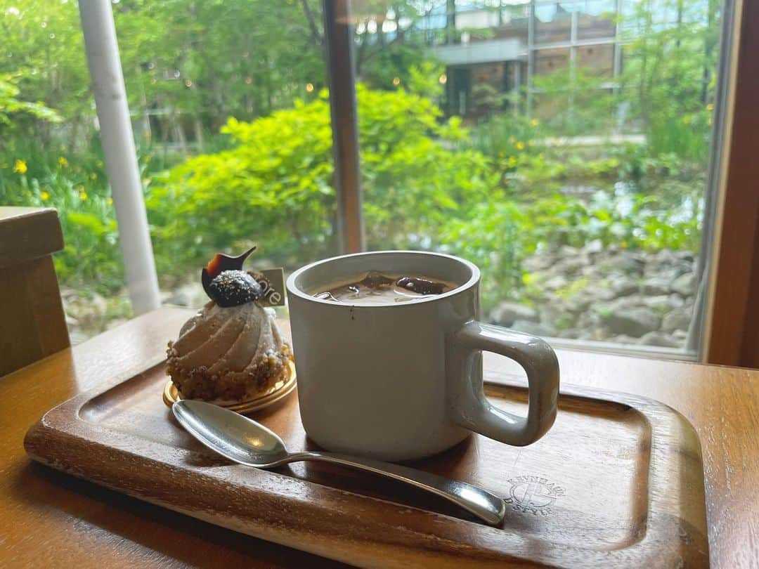 能美真奈（ぷにたん）さんのインスタグラム写真 - (能美真奈（ぷにたん）Instagram)「箱根のリトリートというホテルのカフェが とても素敵な空間でした🕊  宿泊してるとドリンクは全部無料で飲めるの~🤍 好きなカフェラテや蜂蜜紅茶もどれも良かった🤲🏻  モンブラン食べたよ😋🧁𓂃𓈒𓏸 絶対にまた行きたい🤍  #箱根カフェ #箱根リトリート #箱根旅行 #箱根グルメ #箱根温泉 #モンブラン #箱根ホテル  #Japanese #japanesegarde」6月7日 21時29分 - punitan0624