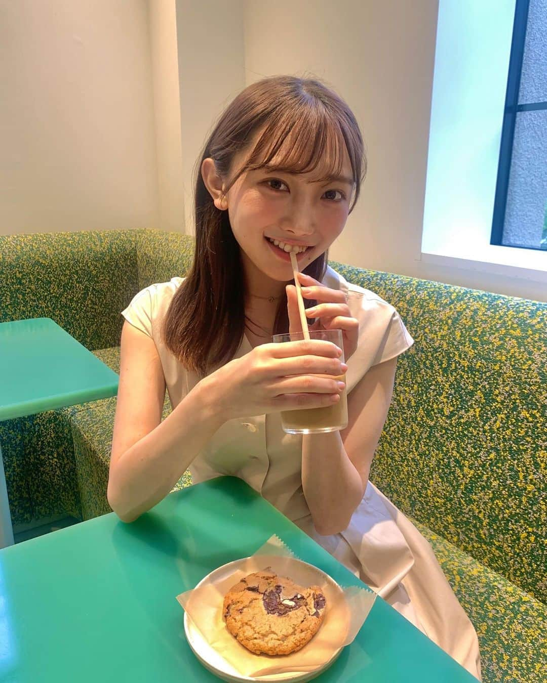 今井ゆうりさんのインスタグラム写真 - (今井ゆうりInstagram)「カフェで一息てきな😙😋😙😙 久しぶりにブルーボトルのクッキー食べたけどやっぴり美味しすぎる😭😭 . . . #instadaily#京都カフェ#おさんぽ🐾 #クッキー#foodporn #cafehoppingbkk #アホ毛気になるー🤣🤣🤣🤣🤣🤣」6月7日 21時59分 - youri2911