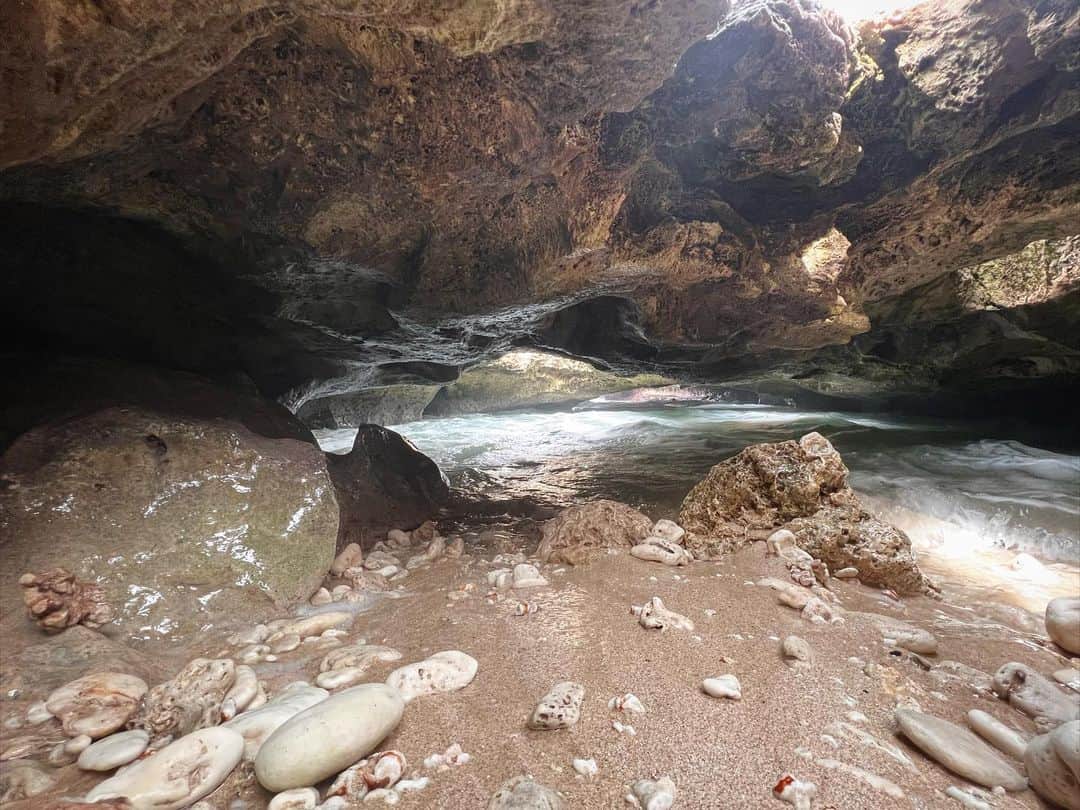 宮内理沙さんのインスタグラム写真 - (宮内理沙Instagram)「📸Mermaid Cave 📍Nanakuli beach area (89-410 Keaulana Ave, Waianae, HI 96792)  以前から気になっていた念願のマーメイドケイブ✔️  岩場にいくつかある穴を降りるととても幻想的な空間が広がっています🙏✨  こちらもスポットに行くのに条件がいくつかあり、 ・干潮時(満潮時や季節によっては強い波が洞窟内に入ってくるので危ないです) ・明るい時間(太陽光が綺麗に差し込むタイミングに行くというのもありますが治安の問題上もあり暗くなる前に行くのが良いとのことでした) ・シーズン(大体5月後半〜9月上旬は比較的波も穏やかですが10月後半〜3月上旬は波が大きくなると言われています) を事前に把握してから行くのをおすすめします😊🎀  私が行った時は満潮ではなかったのですが波が結構強かった為海には入らず手前で写真を撮りました📸 洞窟内は少し狭めなので広角で撮っていました💡広角で撮るとやっぱり手脚が細長くなるね🤣🙏✨  そして2m程の高さがある為ハシゴなどを持っていくことをおすすめします💭(私は飛び降りて爪を見事にやられました😂あと上がる時が本当に大変なのでハシゴ持参を強くおすすめします😵)  安全とは言い切れないですが条件をクリアしていれば本当に幻想的な景色を見れるのでハワイに行った際は是非是非です☺️✨✨  #マーメイドケイブ #青の洞窟 #猿手 #mermaidcaves #nanakuli  #MakeUpEarth #2Zi #地球を綺麗に #sdgs #アフターコロナ #ハワイ情報 #aftercovid19 #travel#toure」6月7日 23時14分 - risa_miyauchi
