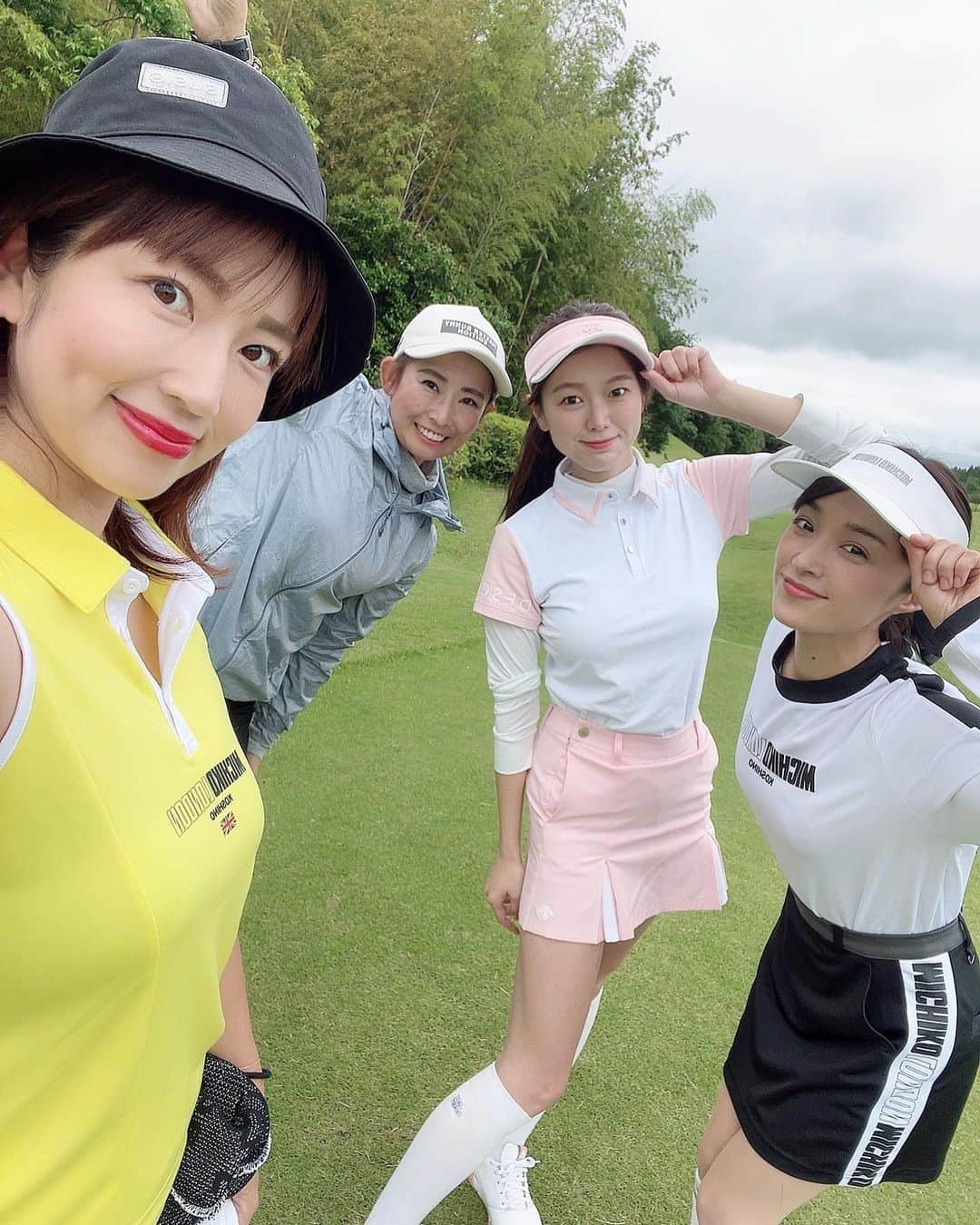 庄司ゆうこさんのインスタグラム写真 - (庄司ゆうこInstagram)「みひろちゃんと初ゴルフ⛳️❤️ みっひーとは14年前、おねがいマスカットで初めて会ったんだけど、そのときは話し掛けるのすら当時はめちゃくちゃ緊張していたから、こうやってゴルフに行ける仲になるとは思ってもいなかったから嬉し過ぎる🥺❤️昔から気さくで、飾らない性格は変わってなくて今日のゴルフで更に好きになったよー✨😍 ゴルフウェアはみっひーがアンバサダーしている @michiko_london_golf をお揃いで着たよ❣️帽子は @susic_golf のです✨ 上下イエローは目立ち過ぎたけどゴルフ場だしいいよね、、笑 スコア順位はめぐちゃん→みっひー→私→ゆりちゃん🤗 来月はある番組でゴルフロケもあるのでいい加減、練習に行かないとだわ🤣笑 #ゴルフ#ゴルフ女子#ゴルフウェア#ゴルフコーデ#ミチコロンドン#太平洋クラブ市原コース#ゴルフ好きな人と繋がりたい #ゴルフ女子コーデ #ゴルフ女子#イエローコーデ」6月8日 0時05分 - yuko.shoji