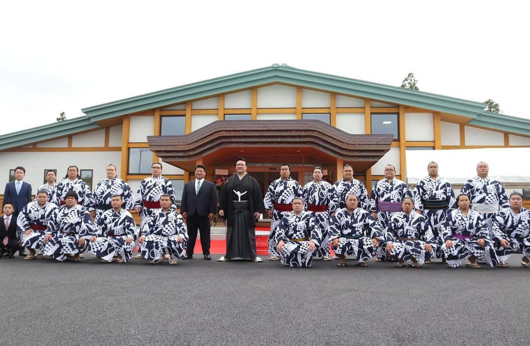 日本相撲協会さんのインスタグラム写真 - (日本相撲協会Instagram)「6月5日、茨城県稲敷郡阿見町で二所ノ関部屋の部屋開きが行われました。師匠は、72代横綱稀勢の里。 敷地面積は1800坪。国技館をイメージした緑青色の屋根、稽古場は２面の土俵です。  七月名古屋場所初日は7月10日です ご声援よろしくお願いします！  #sumo #相撲 #力士 #大相撲　#お相撲さん #おすもうさん #sumo #japanphoto #sumowrestlers #japanculture #七月場所　#名古屋場所　#二所ノ関　#二所ノ関部屋　#稀勢の里　#友風　#花房」6月8日 7時31分 - sumokyokai