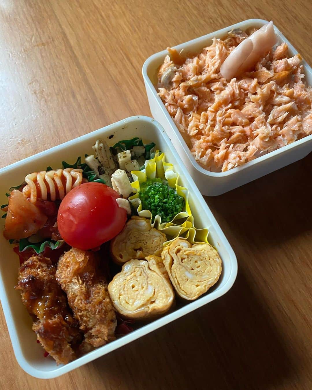 田中杏子さんのインスタグラム写真 - (田中杏子Instagram)「お弁当メニューに どんぶりスタイルを追加💓 本日は鮭丼。 昨日は、チャプチェ丼。  美味しかったかな🥰 毎度、感想聞きたいと思う母って面倒くさいだろうなぁー😙  #akotanaka #どんぶり弁当」6月8日 8時43分 - akoakotanaka