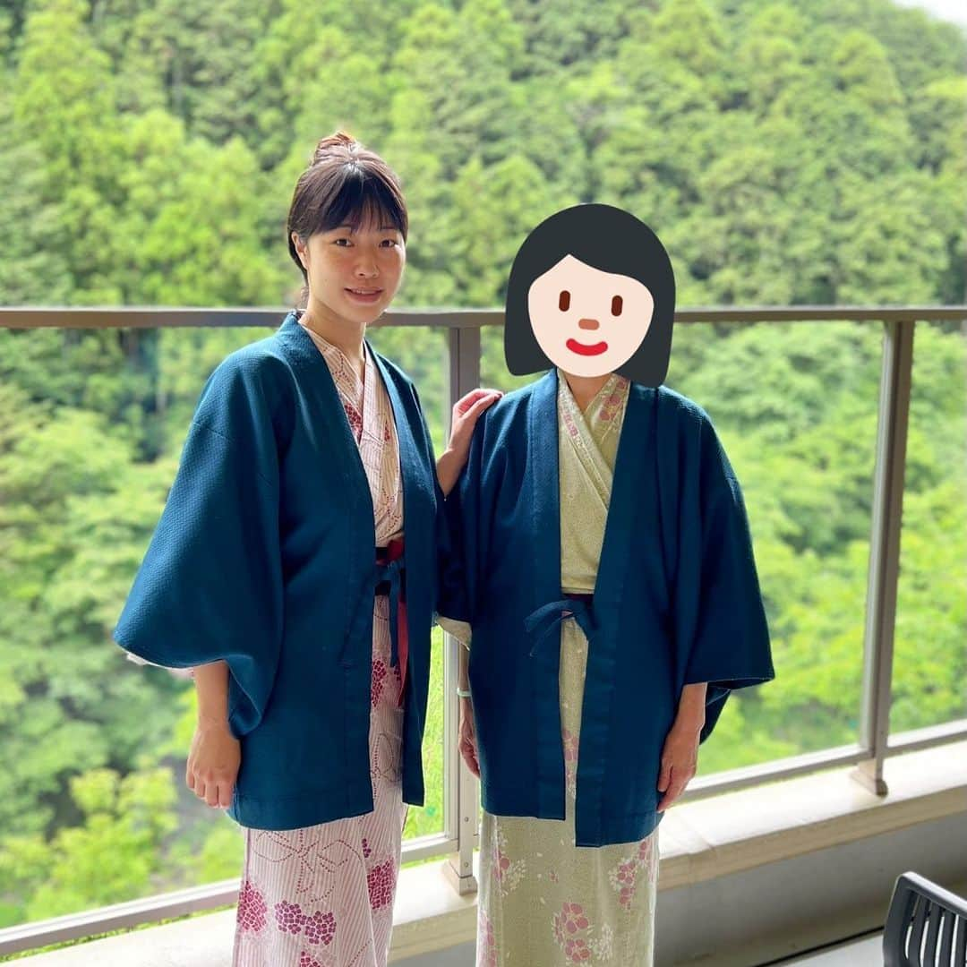 小田飛鳥さんのインスタグラム写真 - (小田飛鳥Instagram)「以前、鳩ノ巣渓谷に行った時に、「こんな所で泊まれたらな〜」なんて思いながら歩いてたら突如現れた建物。それが #はとのす荘 でした🕊 全てのお部屋が渓谷側にあり、ヨガマットを借りて川のせせらぎと鳥の囀りを聴きながらリフレッシュ🧘🏻‍♀️ #吹上しょうぶ公園 と #澤乃井 の #小澤酒造 さんの酒蔵見学にも行きました🍶 #鳩の巣釜飯 さんのやまめのお刺身も最高〜🥹 #奥多摩 #鳩ノ巣 #母娘旅」6月8日 10時01分 - asuka_oda_0320