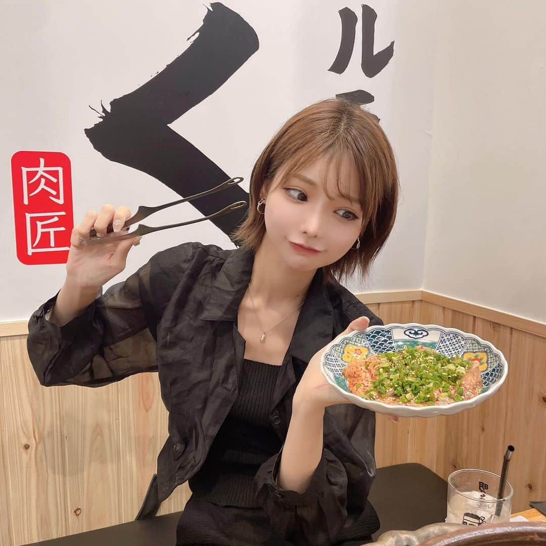 米倉みゆさんのインスタグラム写真 - (米倉みゆInstagram)「滋賀県食べログ3.64の焼肉の名店にやっと行けたのよ~~~‼️‼️‼️ . 人気で予約困難！ 16時に行って満席！🥹 . このコスパでこのお肉の質はもうおかしい！(褒めてる) わたしカルビとかサーロインとか脂すごいから胃もたれて全然食べれないんだけど、ぺろっと食べれた…🍖 . 冷麺もツルツルで美味しかったな~~~ 最後にお口直しで、、、 って、え、、？！テキーラ？！？！？！って思ったら りんごジュースでした😃😃😃✨（爆笑） . . . . . . . . #もぐもぐする米倉  #巣鴨焼肉 #焼肉食べ放題 #巣鴨ホルモン #近江牛ホルモン #近江牛焼肉 #巣鴨 #西巣鴨 #巣鴨グルメ #巣鴨ランチ #巣鴨ディナー #三田線グルメ #美味しい焼肉 #美味しいお店 #美味しいもの #ホルモン #牛タン #滋賀県 #東京グルメ #ショートカット #ショートヘア #japan #japanesefood #food #yummy #japanesegirl #yakiniku #tokyo #gourmet #followme PR」6月8日 11時18分 - yone__miyu630