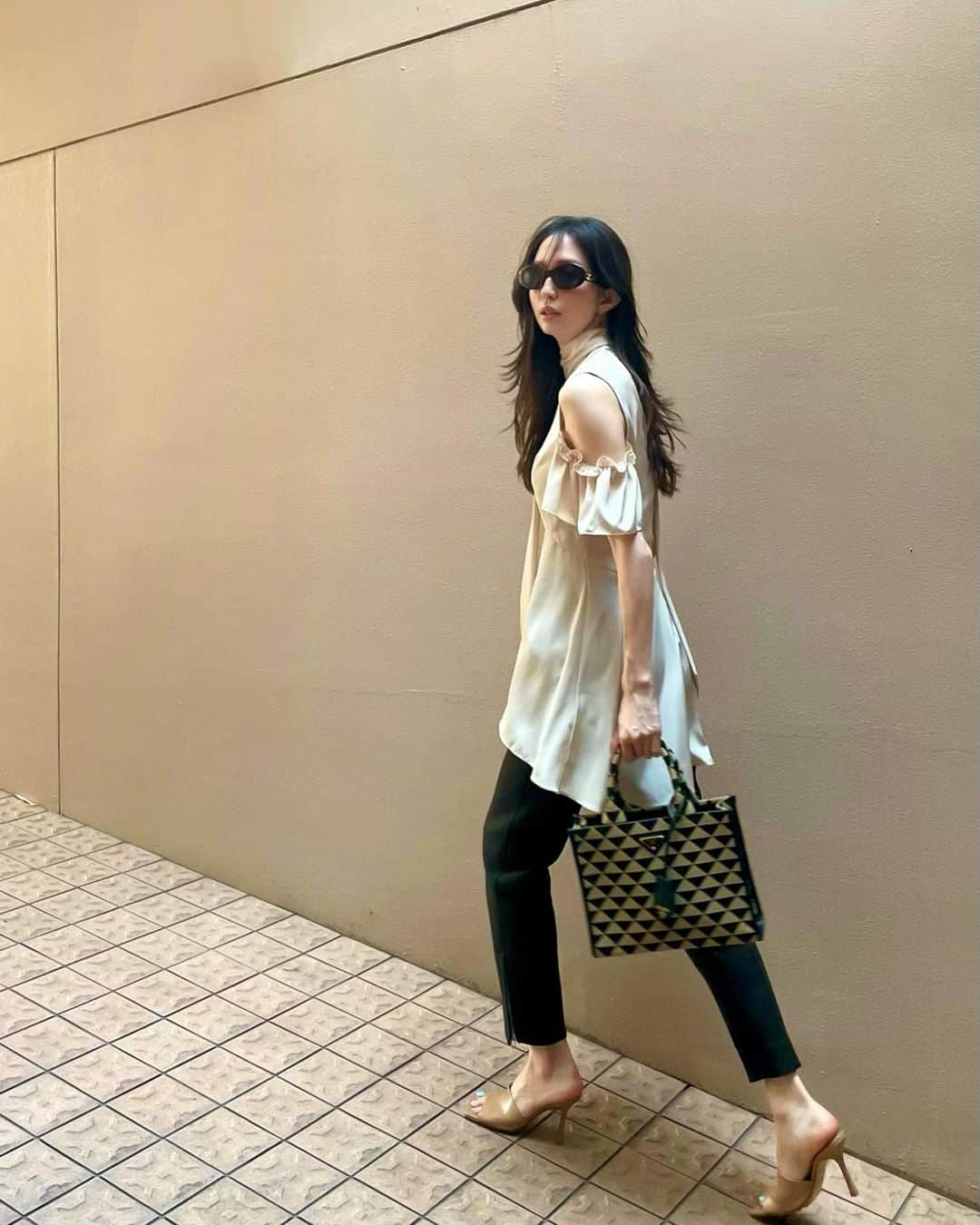 松島花さんのインスタグラム写真 - (松島花Instagram)「: Outfit 👜▽▲ @prada ▲▽ 久しぶりに甘めな私服😊 : 肌寒いので薄手のコートを上に🧥 皆さん風邪引かないようにして下さい♡ #ootd #outfit #hanaoutfit  #pradasymbole #pradaflou  #prada #花私服 #私服」6月8日 12時22分 - hana_matsushima_official