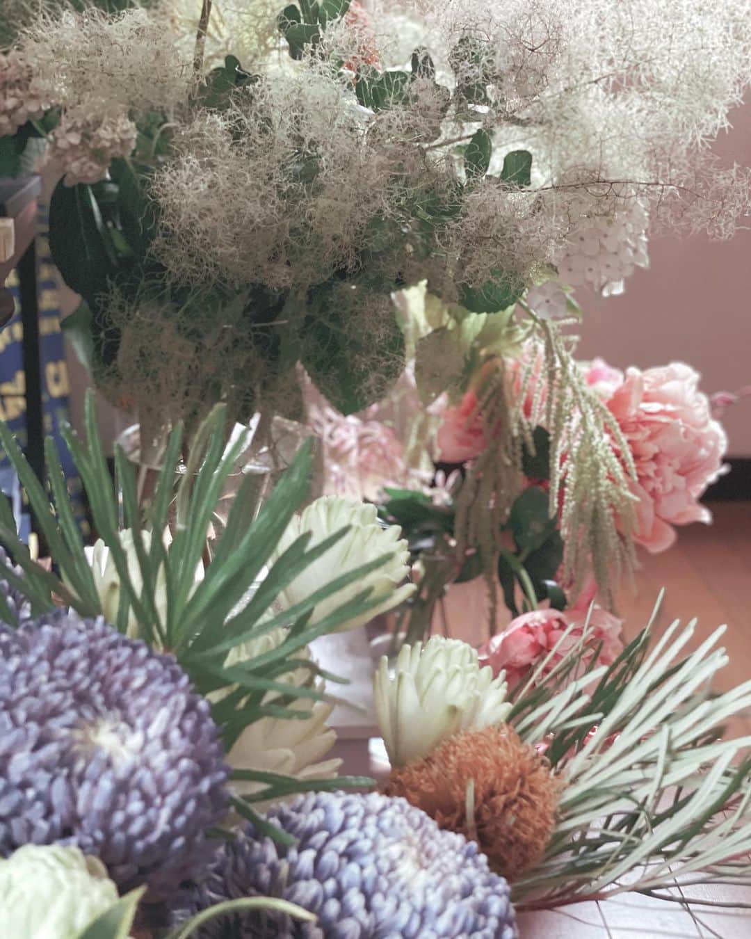 白幡啓さんのインスタグラム写真 - (白幡啓Instagram)「六月は紫陽花から  なおちゃん @naoten10 に沢山のお花を持って来てもらって、アレコレ素敵に飾ってもらう事で 色々なバランスがとれている。 なおちゃんありがとう😌  私はお花のこちらがわ。」6月8日 13時05分 - 1030kei