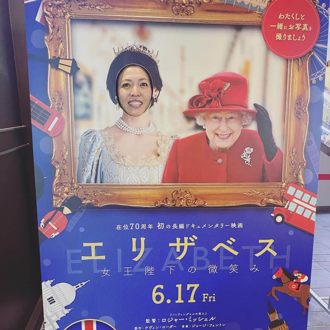 安蘭けいさんのインスタグラム写真 - (安蘭けいInstagram)「エリザベス女王と一緒に撮って頂きました📸  photo by 霧矢大夢  🤣🤣🤣🤣🤣  先日、きりやん(霧矢大夢)と宝塚観劇しました。久々の夢の世界✨満喫致しました〜✨ せっかく2人で観劇デートしたのに、ツーショット写真を撮り忘れ💦こんな写真はちゃっかり撮るのにね😅いいコンビ笑っ  私、顔ハメ看板を見つけたらやらないと気が済まないんです😁 わかってもらえます？？  #霧矢大夢  #宝塚観劇 #雪組 #私も10年在籍してたよ #夢の世界 #顔ハメ看板 #滋賀でもやったよ #3枚目も見てね」6月8日 14時28分 - toko_aran