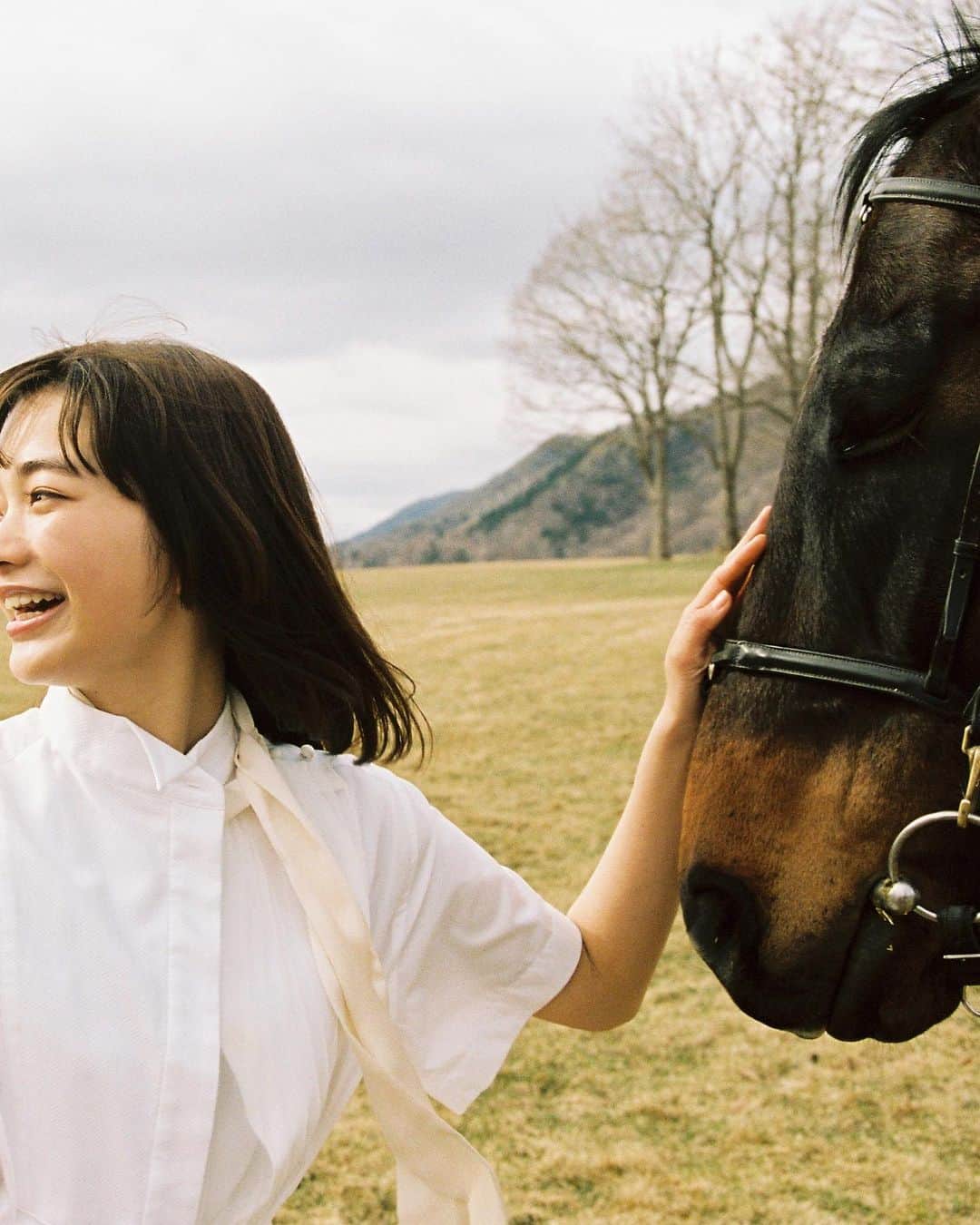 見上愛さんのインスタグラム写真 - (見上愛Instagram)「夏競馬のCMは実際に牧場でお馬さんと触れ合いながらの撮影でした。 ヒーリング効果がすごかった…初めて鼻に触らせて頂いたのだけれど、おもちみたいにプニプニ。そんでもって、ものすごく感情表現が豊か。草を沢山食べていました🐴🐴」6月8日 17時35分 - mikami_ai_